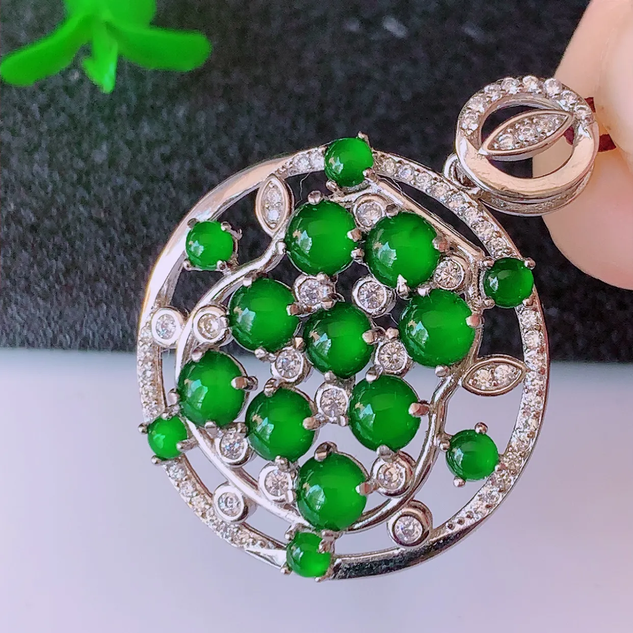 冰透满绿翡翠925银镶嵌吊坠，自然光实拍，翠色灵动，颜色漂亮，种老水足，品相佳，佩戴佳品！#97.7整体32.5-25-5裸石4*4