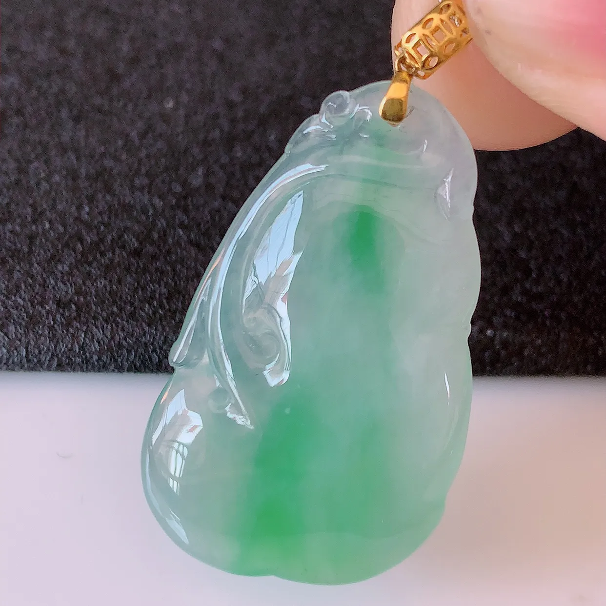 自然光实拍，18k金镶嵌冰种飘绿翡翠如意吊坠，寓意顺心如意，事事如意，吉祥如意，细腻饱满，色泽鲜艳，称心如意佩戴优雅时尚！#41.7整体38裸石32.5*19*4.5