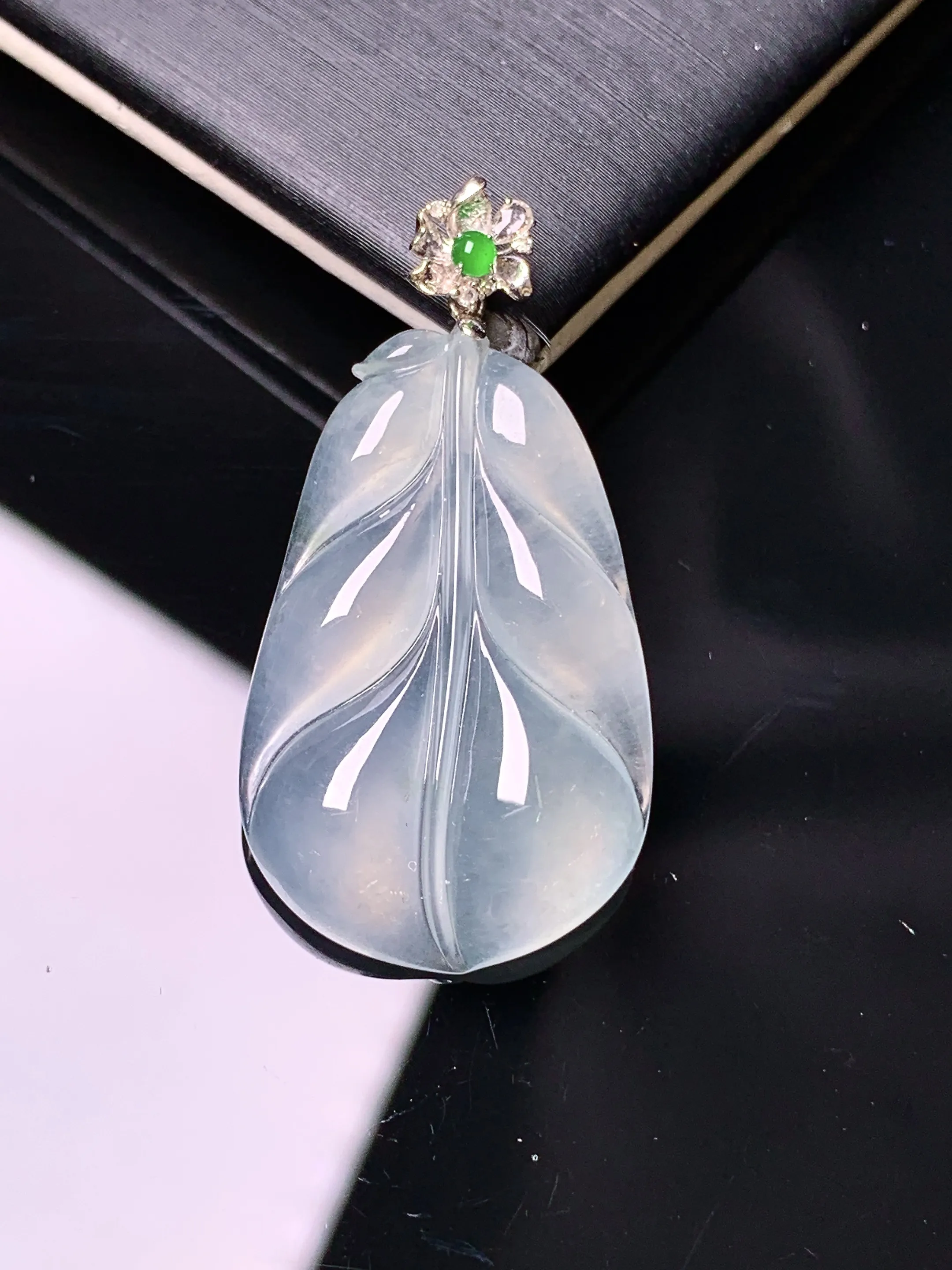 18k金镶嵌冰种树叶吊坠 玉质细腻 水润亮眼 色泽艳丽 整体尺寸36.5*18.8*4.6