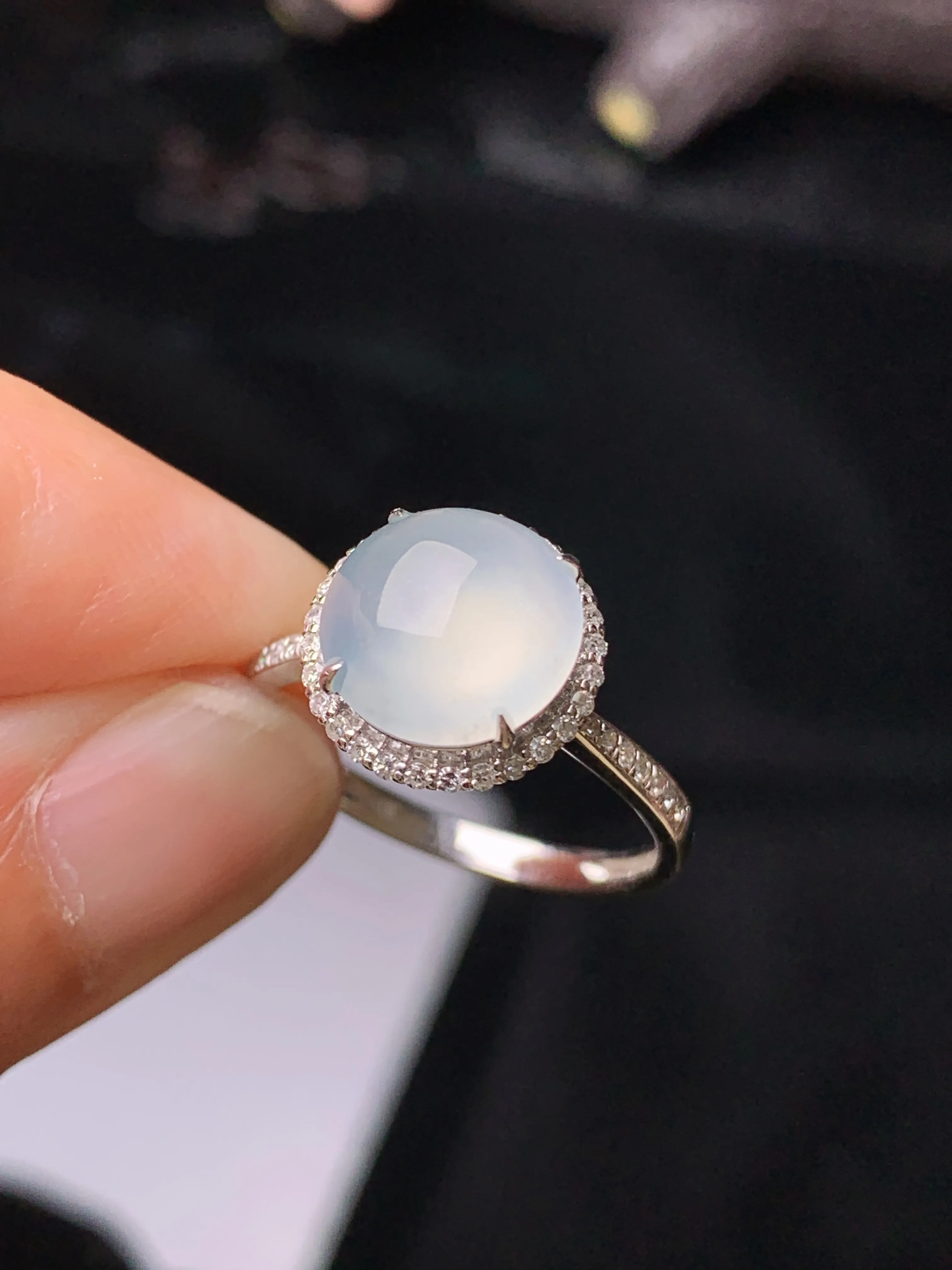 18k金钻镶嵌冰种蛋面戒指 玉质细腻 水润亮眼 色泽艳丽 圈口14 整体尺寸11*8.8