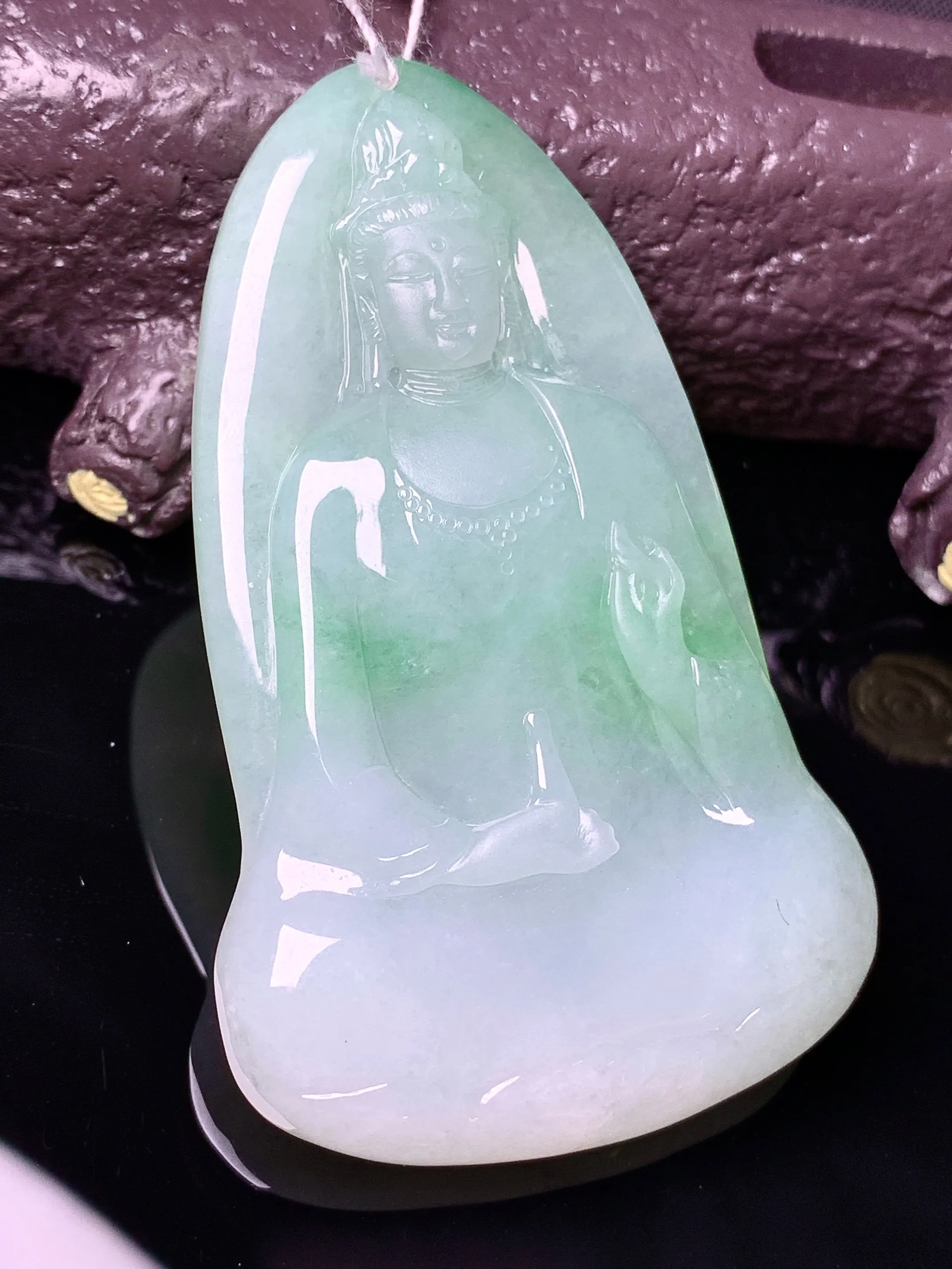 飘绿观音菩萨吊坠 玉质细腻 水润亮眼 色泽艳丽 整体尺寸59.2*37*6.2