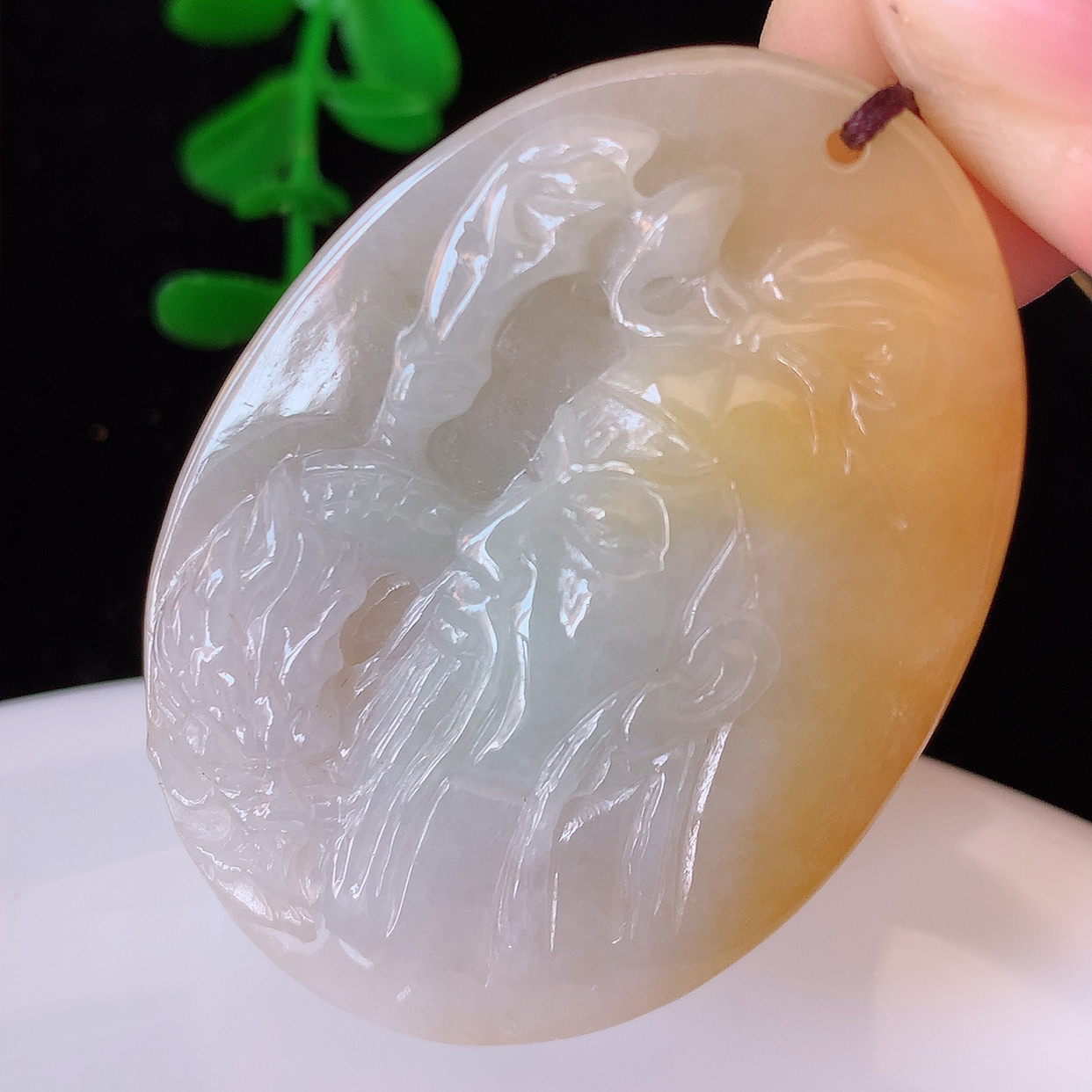 自然光实拍，冰润黄翡双彩翡翠关公吊坠。翡翠关公是生意人喜爱的财神爷，助您财运亨通，步步高升，关公威风