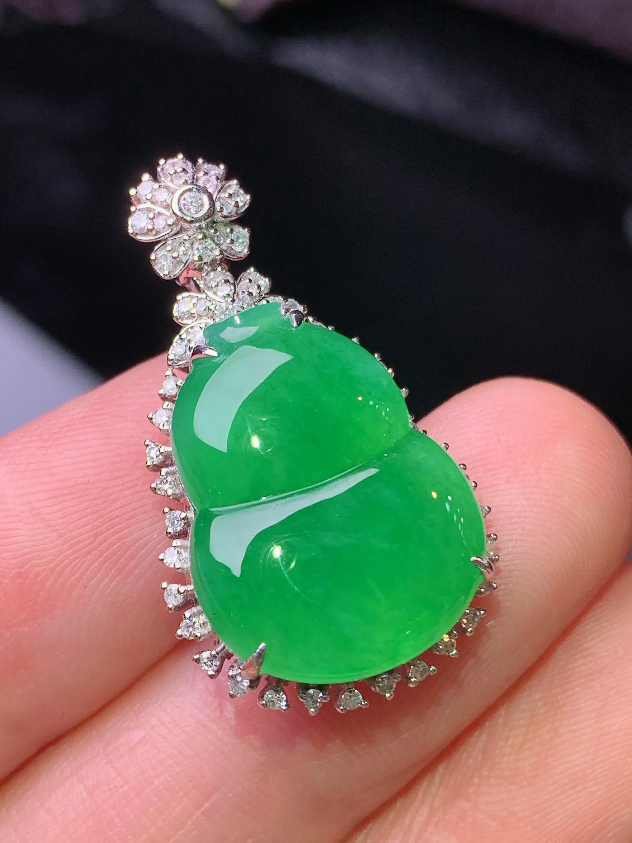 18k金钻镶嵌满绿葫芦吊坠 玉质细腻 水润亮眼 色泽艳丽 整体尺寸28.5*16.3*8.5