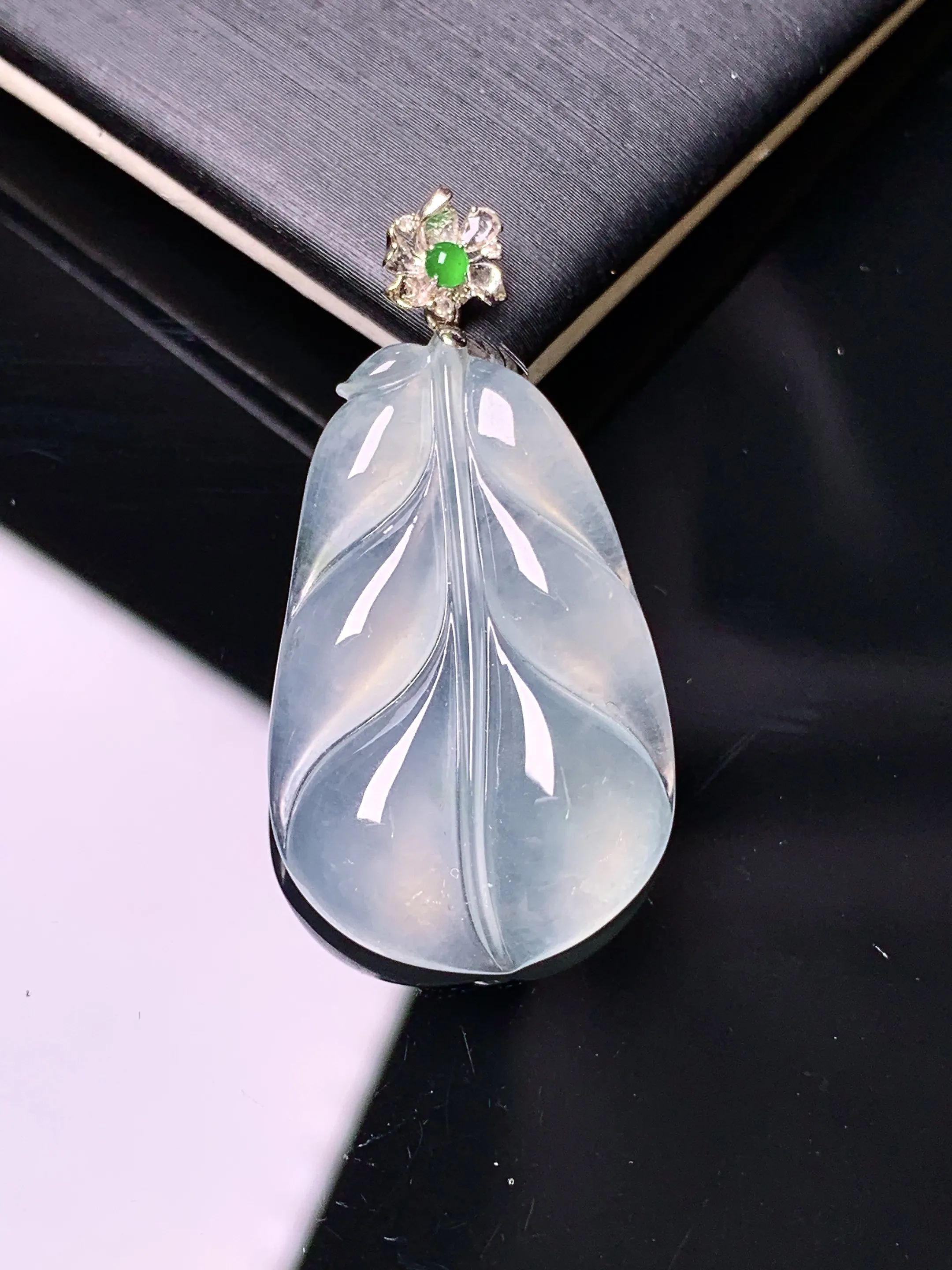 18k金镶嵌冰种树叶吊坠 玉质细腻 水润亮眼 色泽艳丽 整体尺寸36.5*18.8*4.6