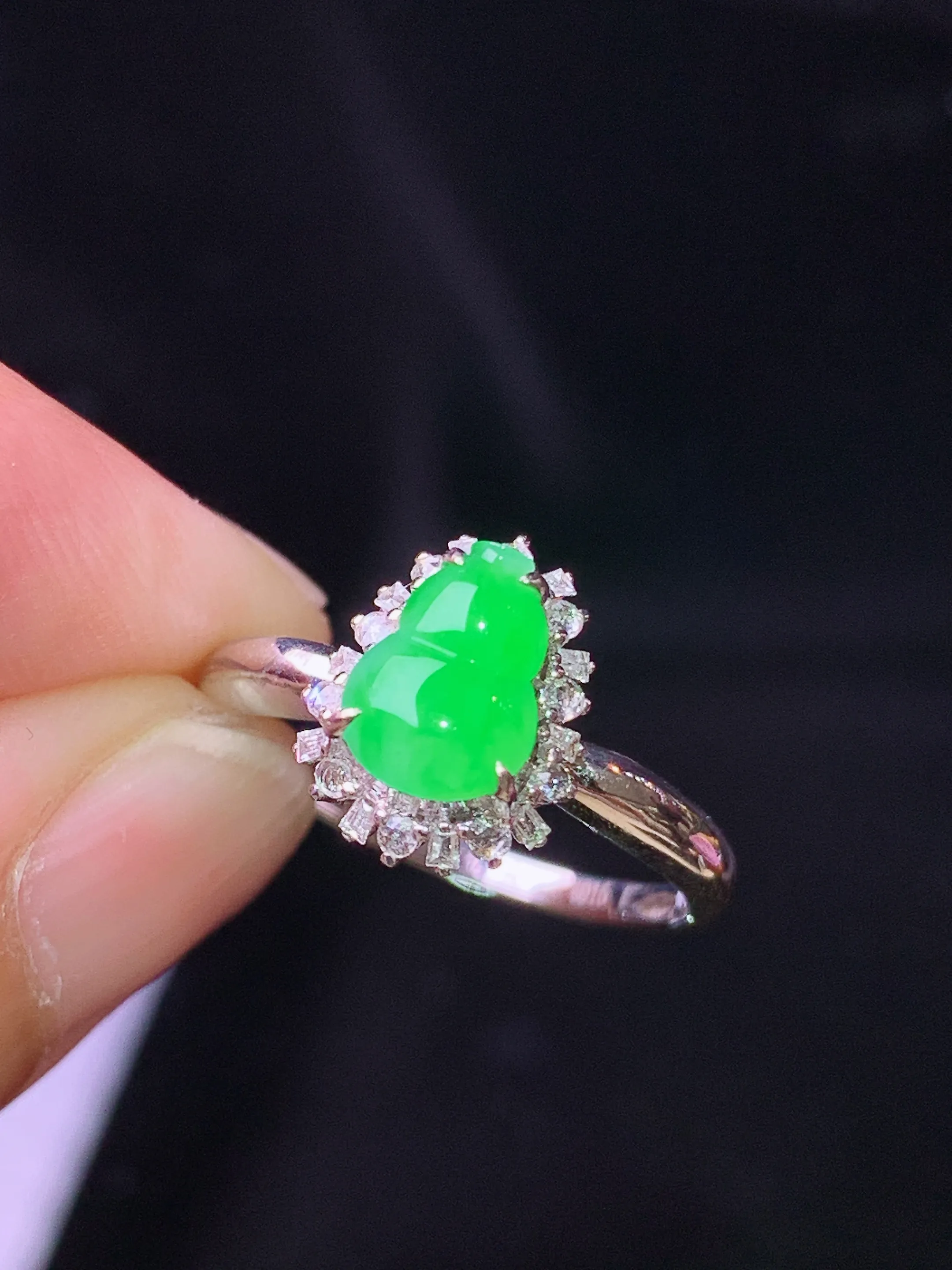 18k金钻镶嵌翠绿葫芦戒指 玉质细腻 水润亮眼 色泽艳丽 圈口12.5 整体尺寸11.2*8.8*7.5