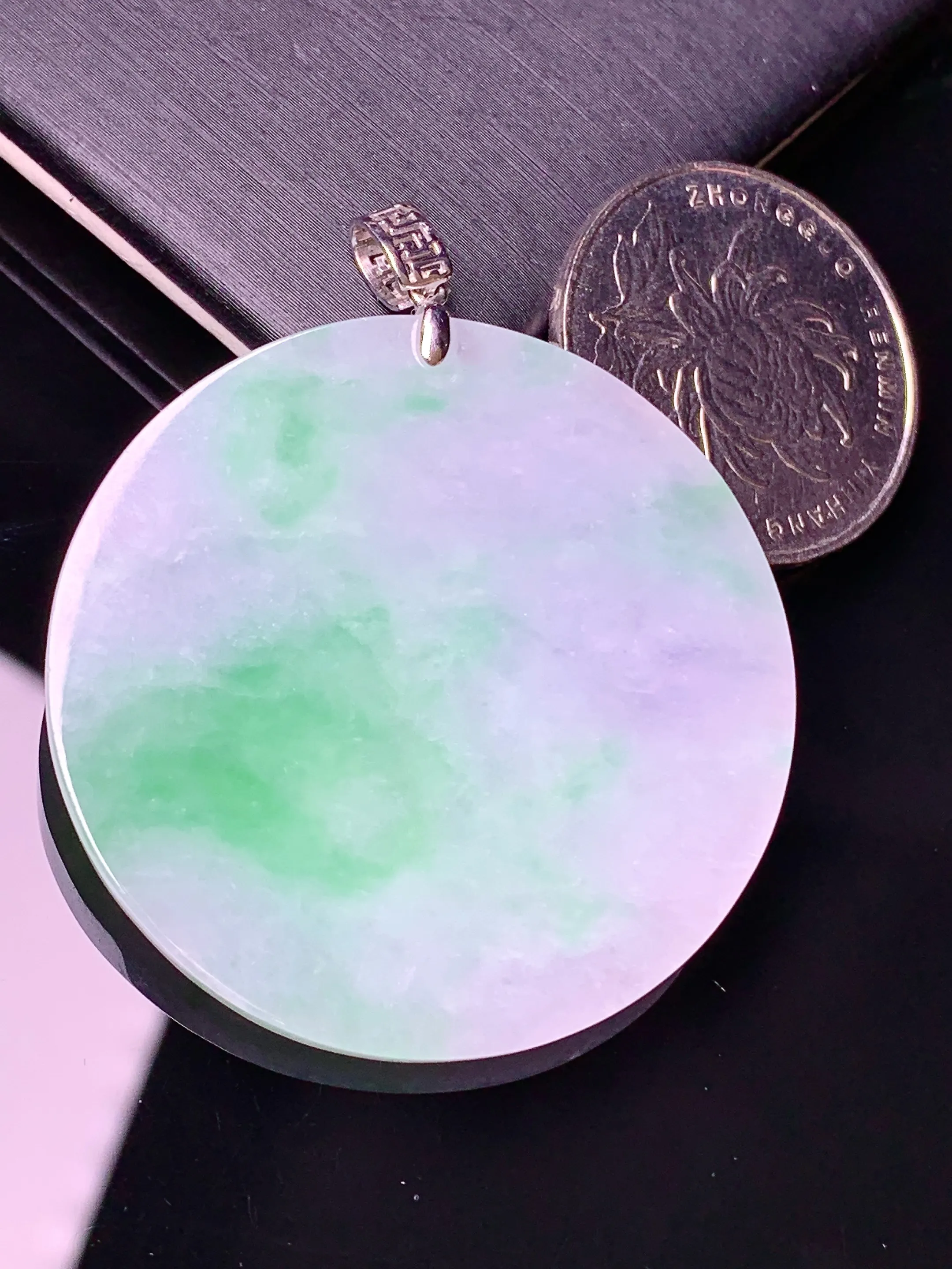 18k金镶嵌飘绿圆吊坠 玉质细腻 水润亮眼 色泽艳丽 整体尺寸48*40*3.3