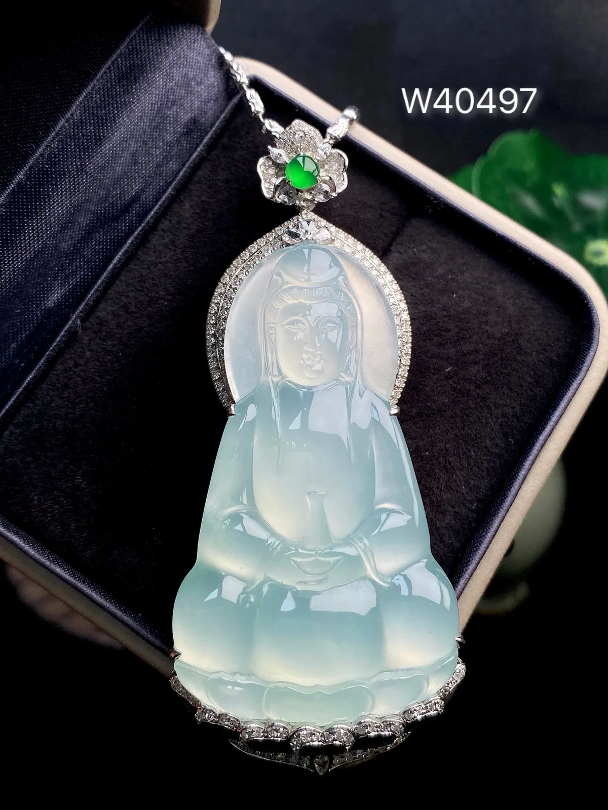 【冰种正装观音】质地细腻，通透度上佳，冰感十足，适合佩戴，收藏品质，18k金钻镶嵌，裸石尺寸46.2