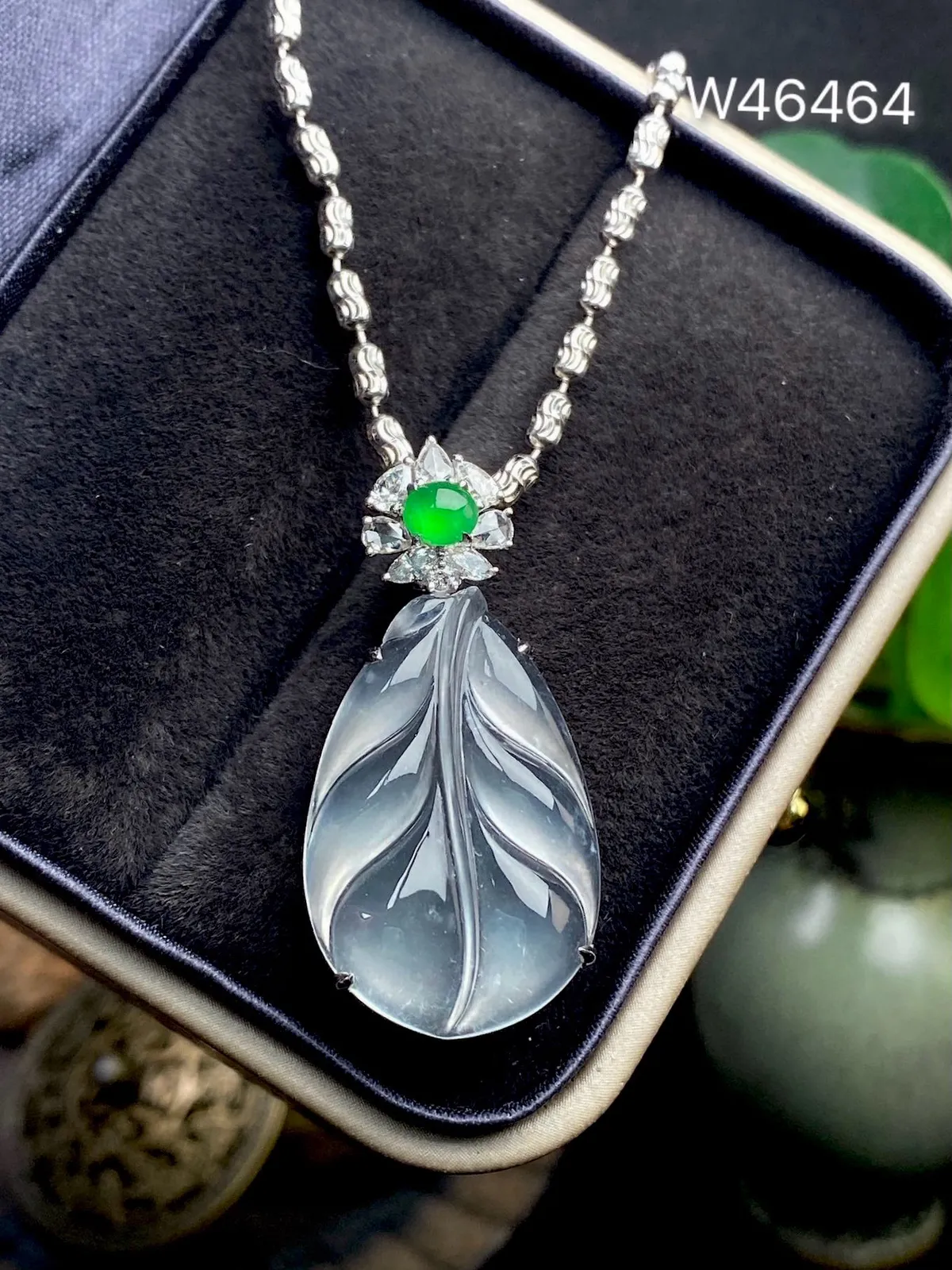 【冰种叶子】金枝玉叶，质地细腻，冰润透亮，光泽出众，18k金钻镶嵌，裸石尺寸24.8*16.1*4.