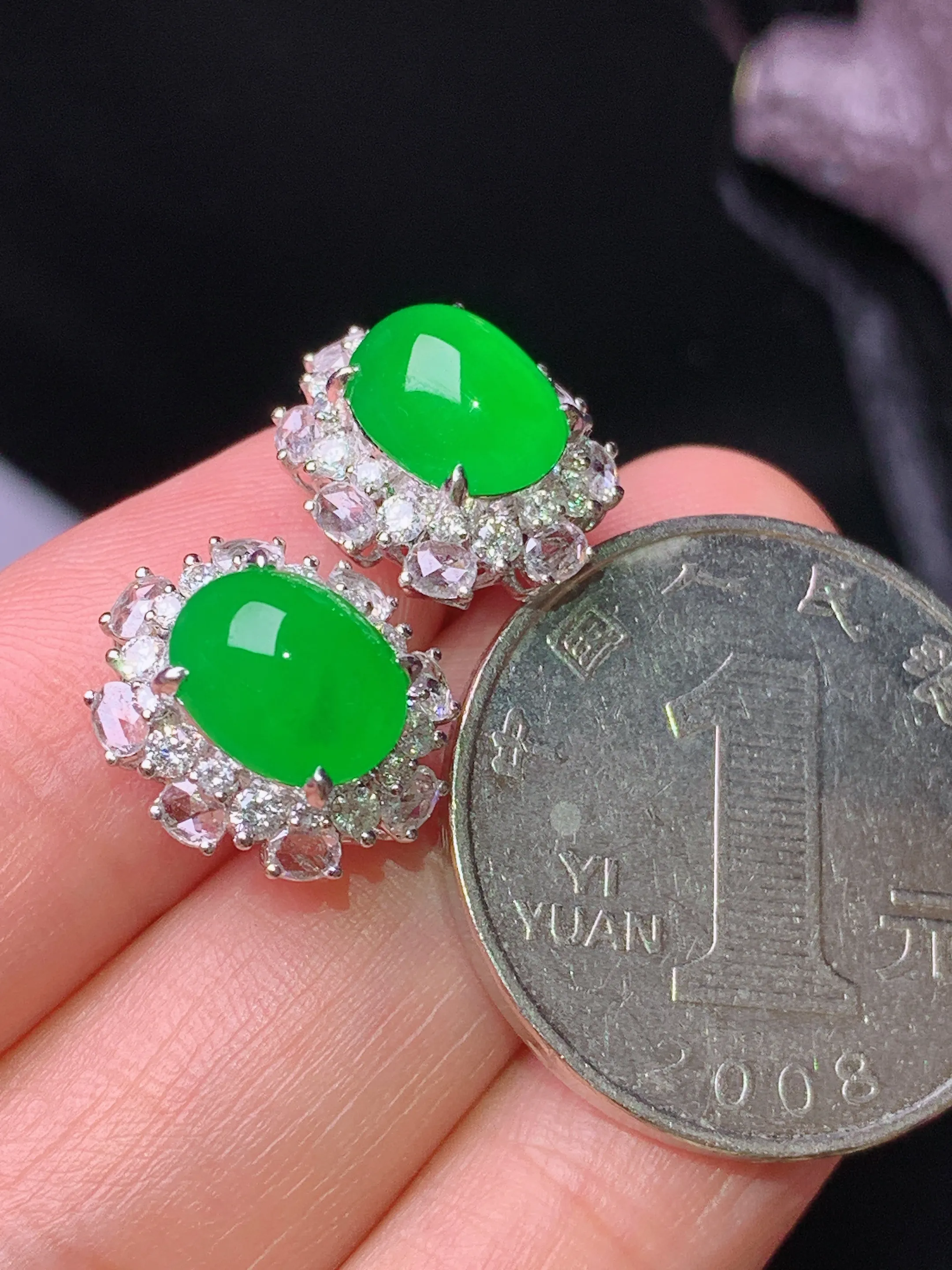 18k金钻镶嵌满绿蛋面耳钉 玉质细腻 水润亮眼 色泽艳丽 整体尺寸13.8*12.3*9.5