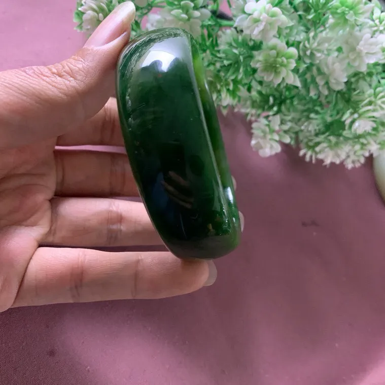 59.5圈口和田玉菠菜绿宽版手镯，精品白玉手镯，【挽间柔情】，镯型古朴典雅。在诗情画意的雨巷相遇，你是我腕间的一抹风情，有你眸有深情.清风荡漾湖间静水，我愿俯身低眉，在烟波涟漪处寻你