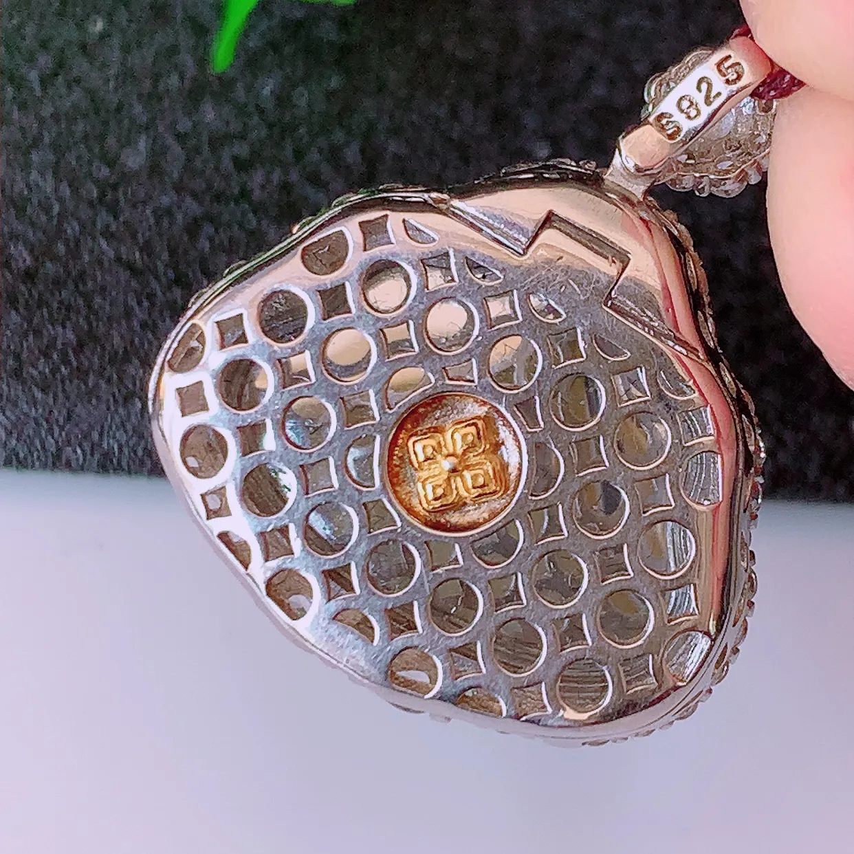 冰透满绿翡翠925银镶嵌佛公吊坠，自然光实拍，翠色灵动，颜色漂亮，种老水足，品相佳，佩戴佳品！#97.7整体27.5*24.5*7.8裸石20*16.5