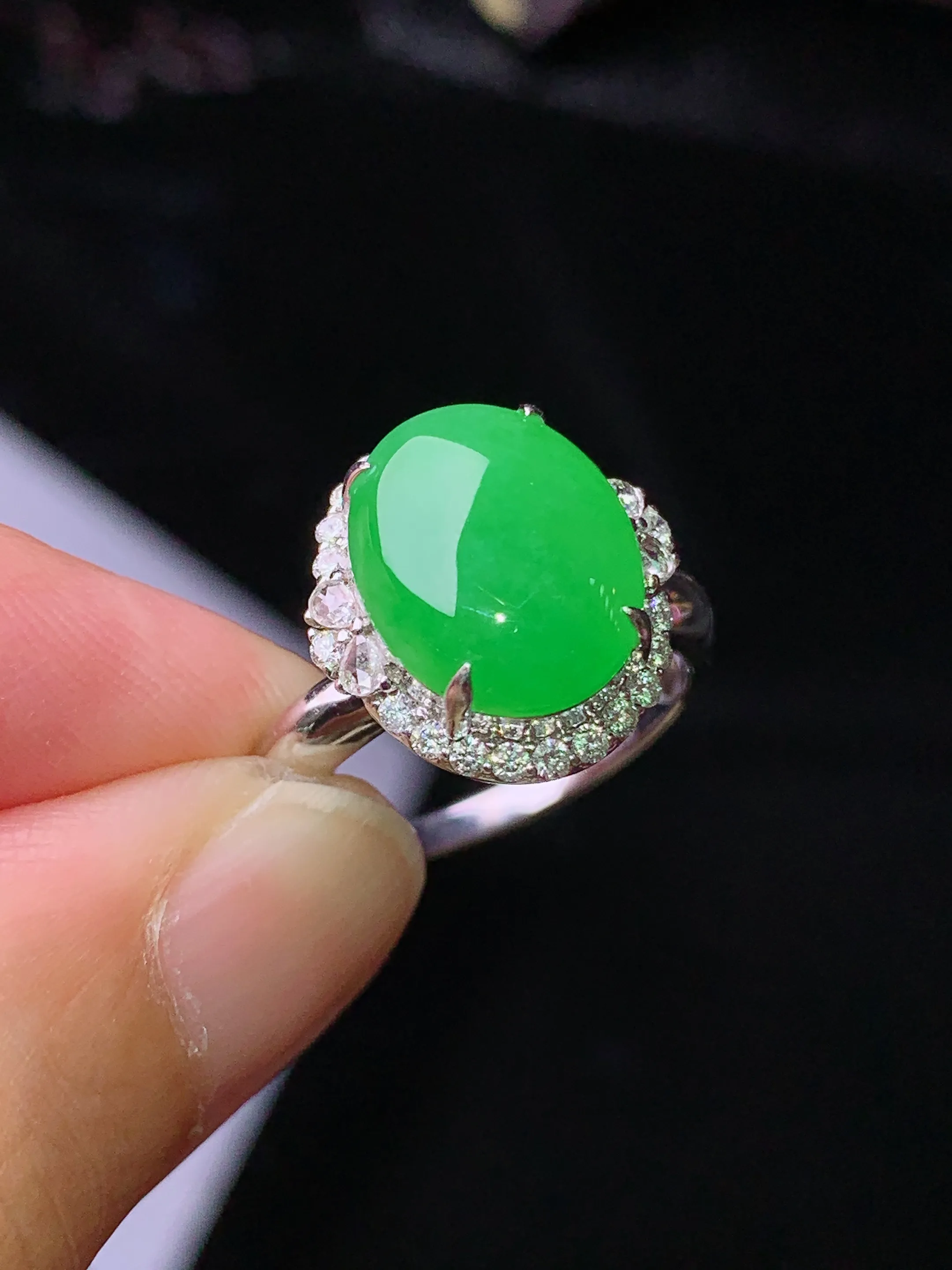 18k金钻镶嵌满绿蛋面戒指 玉质细腻 水润亮眼 色泽艳丽 圈口14 整体尺寸14.2*13.5*9.