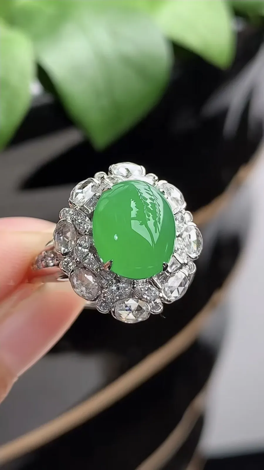 a货翡翠老坑冰种18K金伴钻镶嵌阳绿蛋面戒指 圈口17.6裸石尺寸10.7×8.6mm 重量6.14