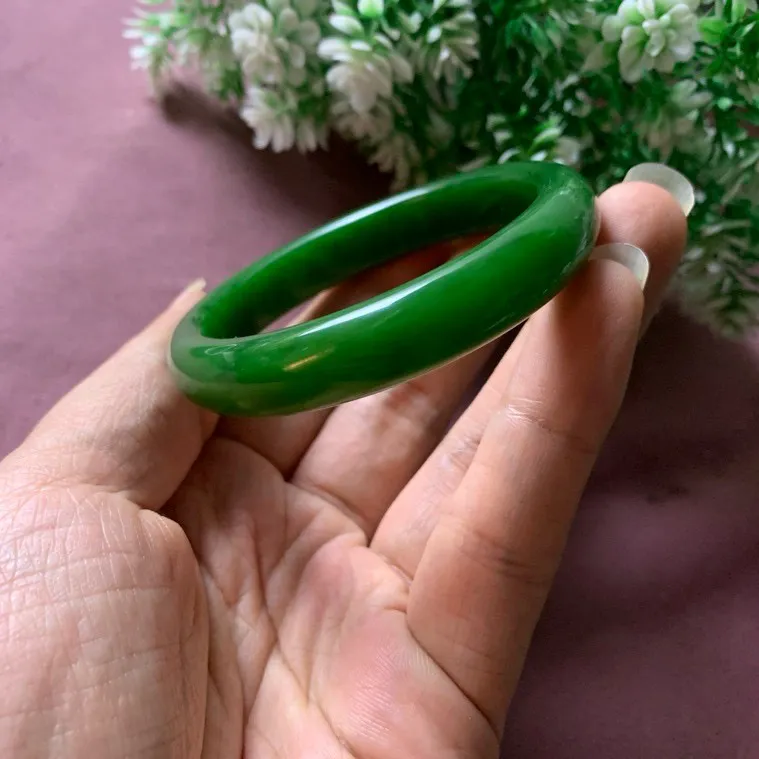 珍藏品，和田玉碧玉54.5圈口阳绿色手镯！玉质细腻油润 底色纯净 脂粉好，品质高。