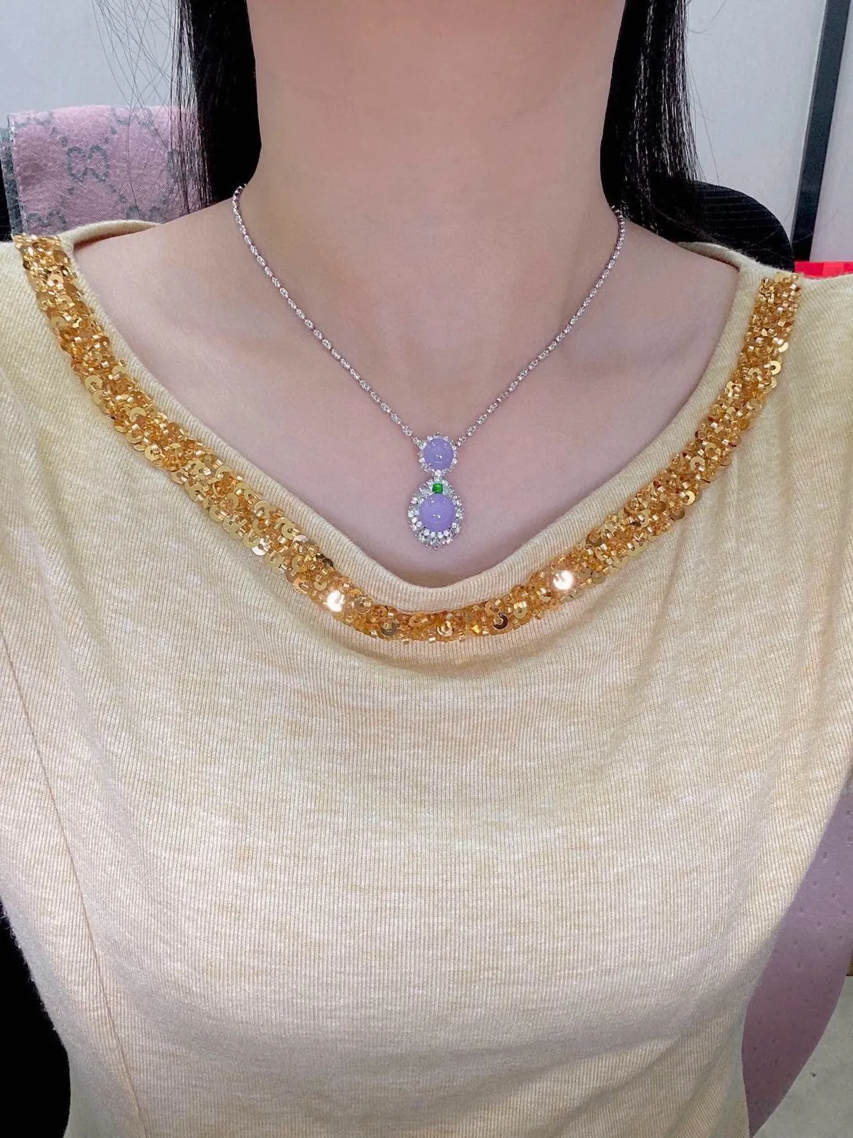 【冰种紫蛋面吊坠】质地细腻，饱满度很好，晶莹剔透，18k金钻镶嵌，裸石尺寸10.5*9.8*4.5毫米