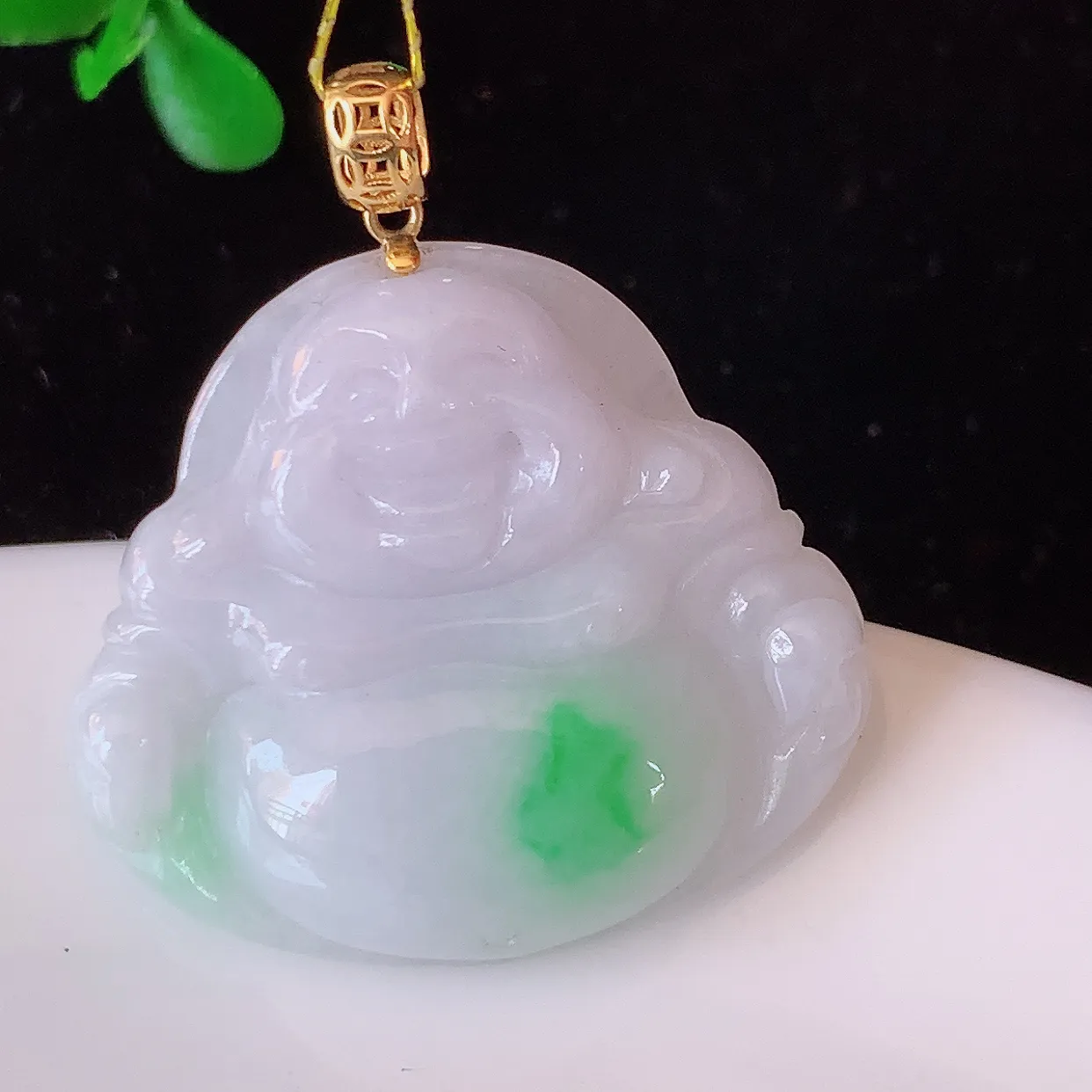 18k金镶嵌冰润飘阳绿翡翠佛公吊坠，款式新颖，佩戴效果时尚出众，尽显气质，水润精细，美感十足。#35