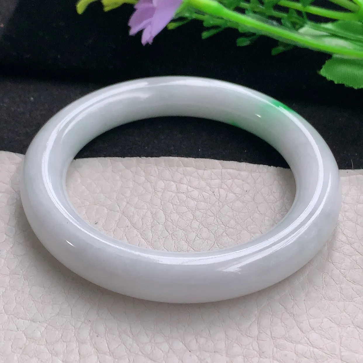 xx自然光56*11*10.5美人镯 翡翠a货玉手镯白底青圆条珠宝玉手环