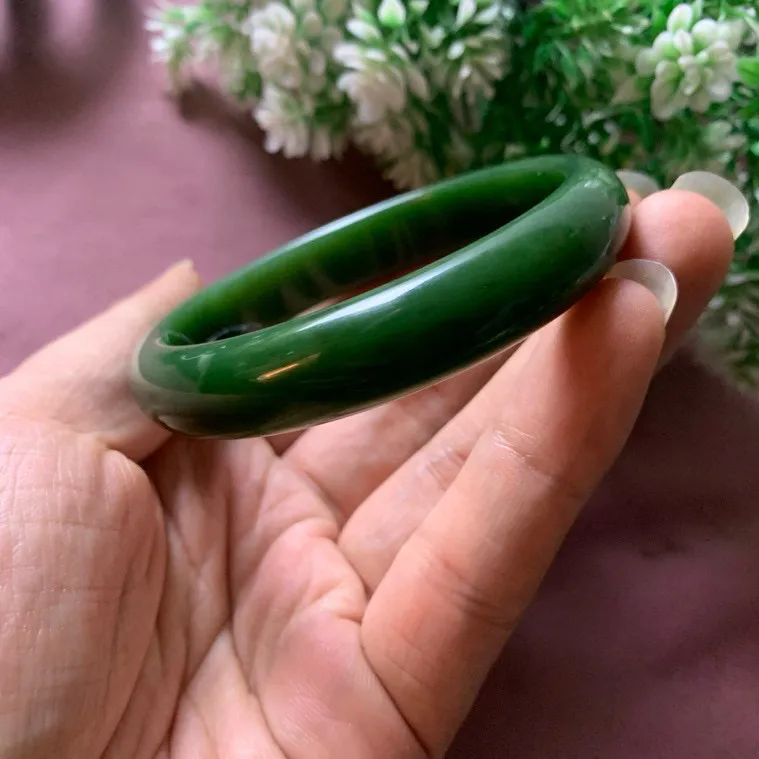珍藏品，和田玉碧玉60圈口菠菜绿宽条手镯！玉质细腻油润 底色纯净 脂粉好，品质高。