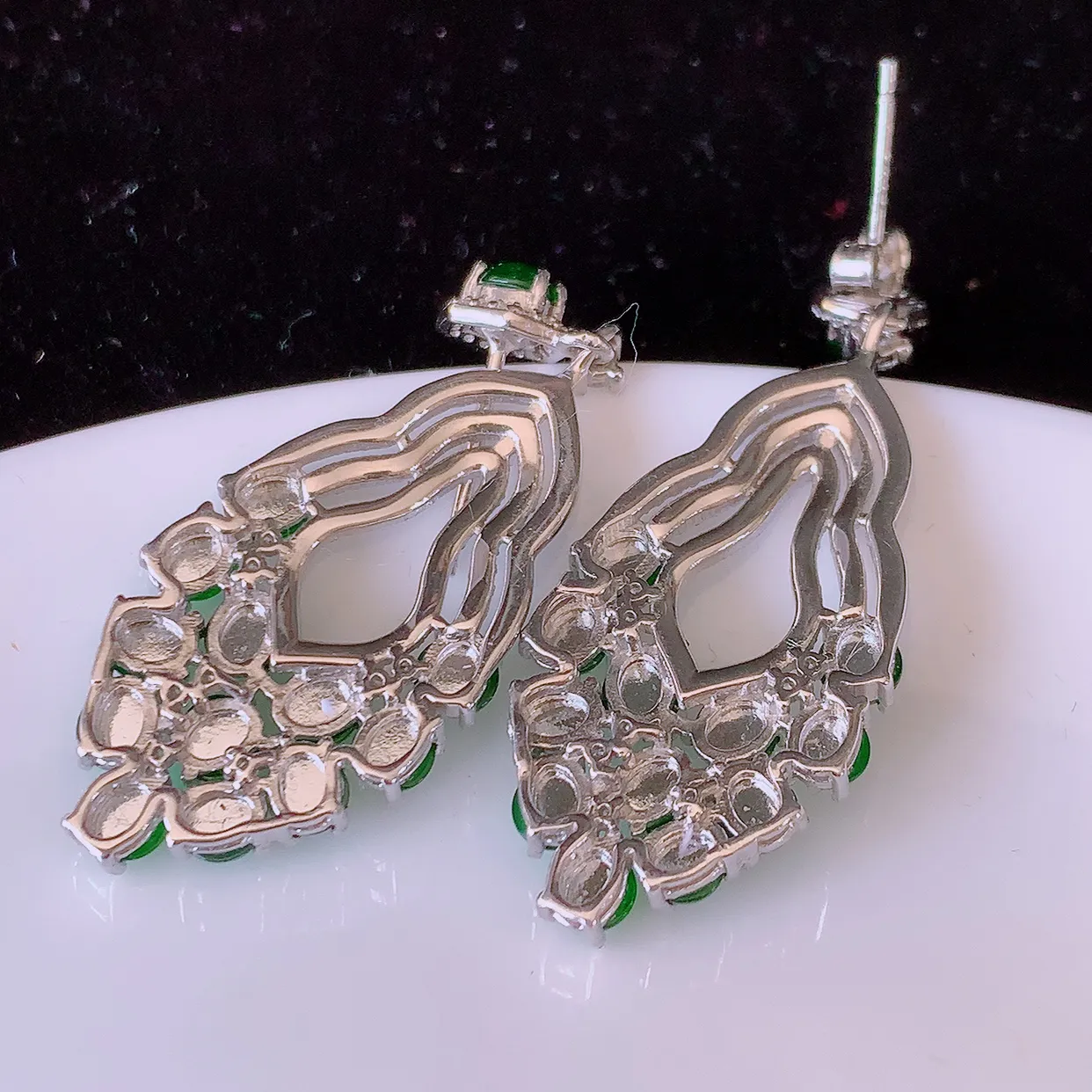 冰透满绿翡翠925银镶嵌耳坠，自然光实拍，翠色灵动，颜色漂亮，种老水足，品相佳，佩戴佳品！#97.7整体40*15.8*4.5裸石3.5*3.5
