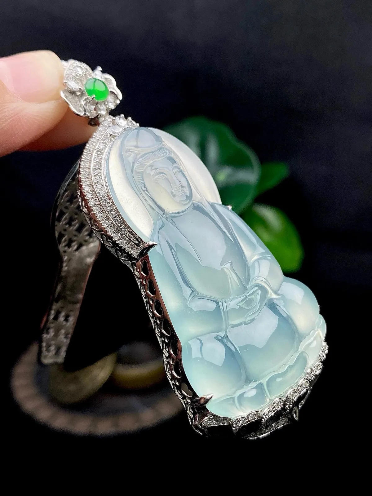 【冰种正装观音】质地细腻，通透度上佳，冰感十足，适合佩戴，收藏品质，18k金钻镶嵌，裸石尺寸46.2
