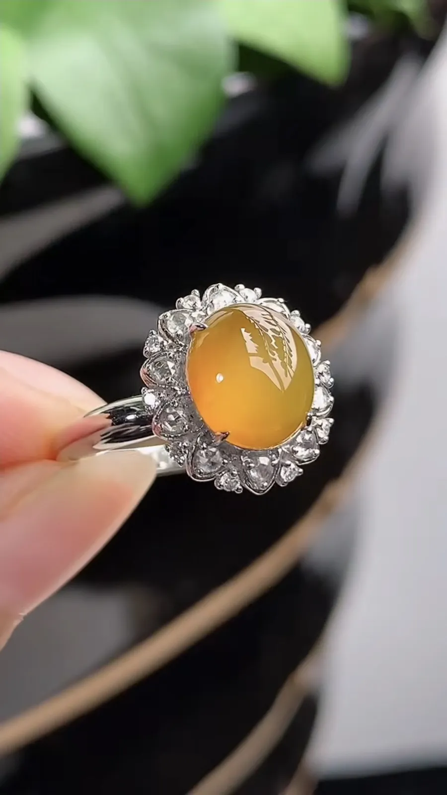 a货翡翠老坑冰种18K金伴钻镶嵌黄翡蛋面戒指 圈口17.4裸石尺寸9×7.6mm 重量4.18g 1209