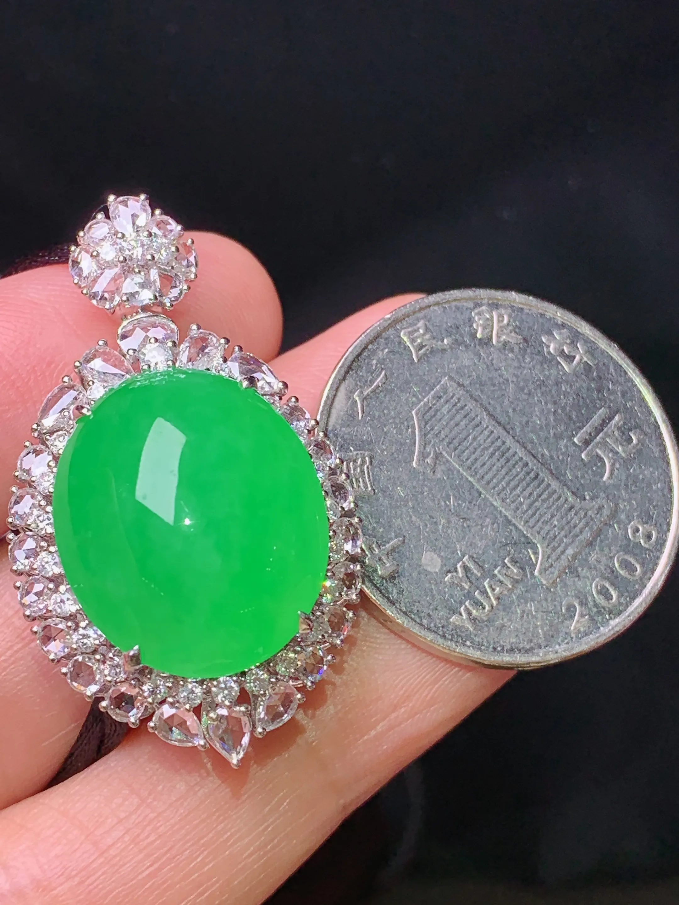 18k金钻镶嵌满绿蛋面吊坠 玉质细腻 水润亮眼 色泽艳丽 整体尺寸35.2*20.8*14