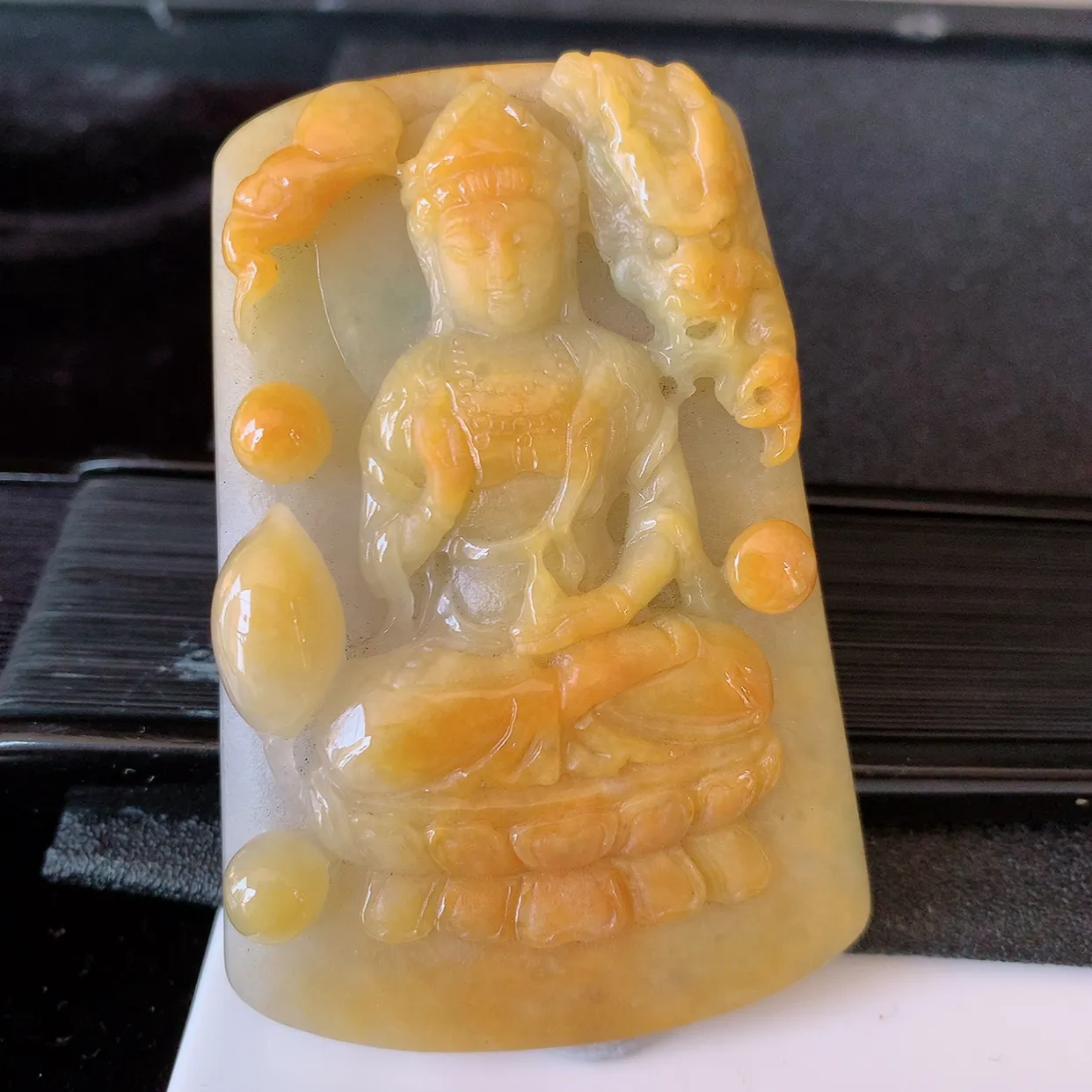 自然光实拍，冰润黄翡双彩翡翠祥龙观音菩萨吊坠，赐福翡翠观音，翠绿迷人，观音面相端庄，佩戴时尚出众！#60.7