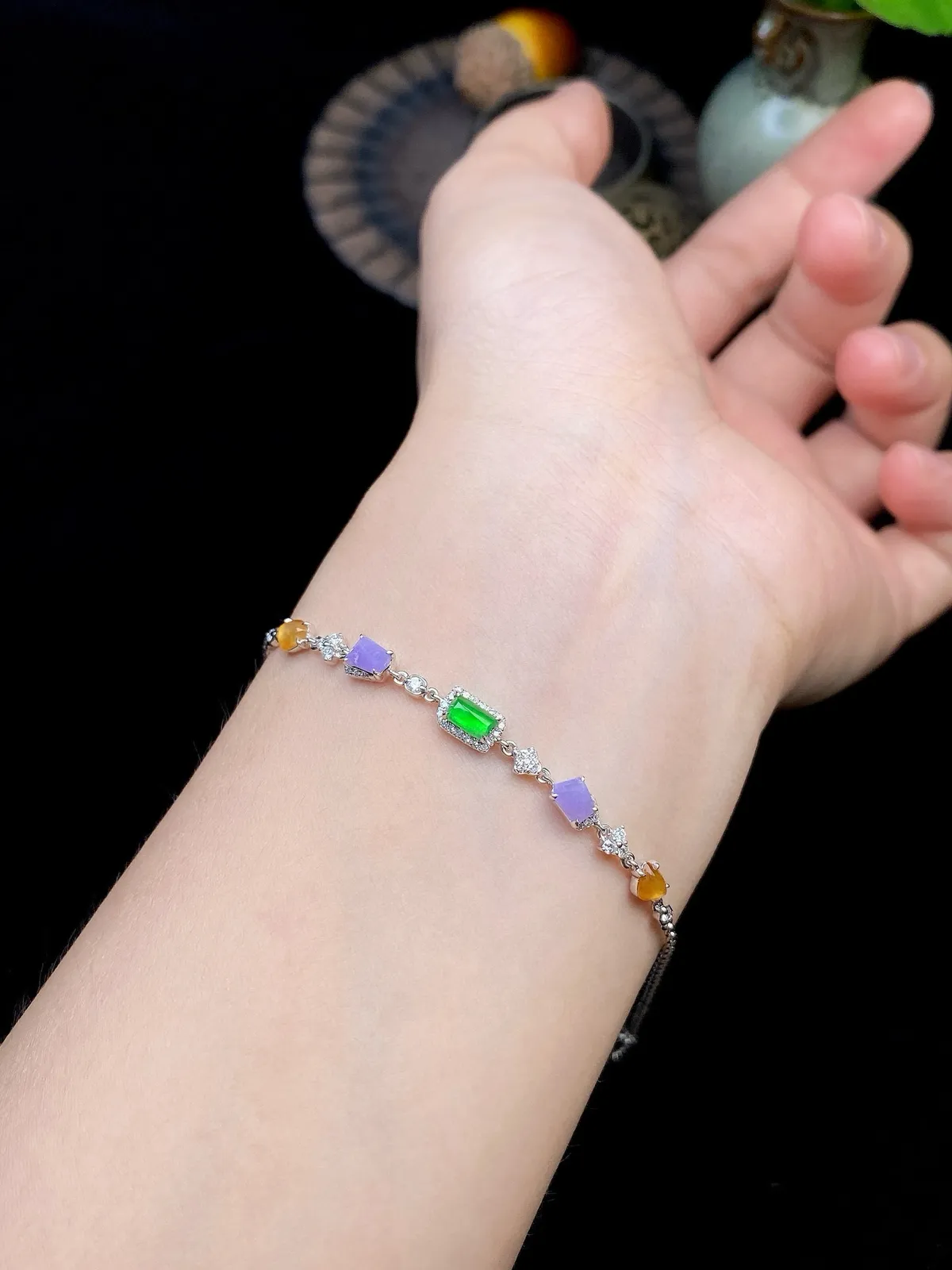 【冰种绿方无事牌镶嵌手链】颗颗冰透，饱满圆润，光泽闪耀，流行款，18K金搭配，裸石尺寸5*2.8*2.6毫米，总长185