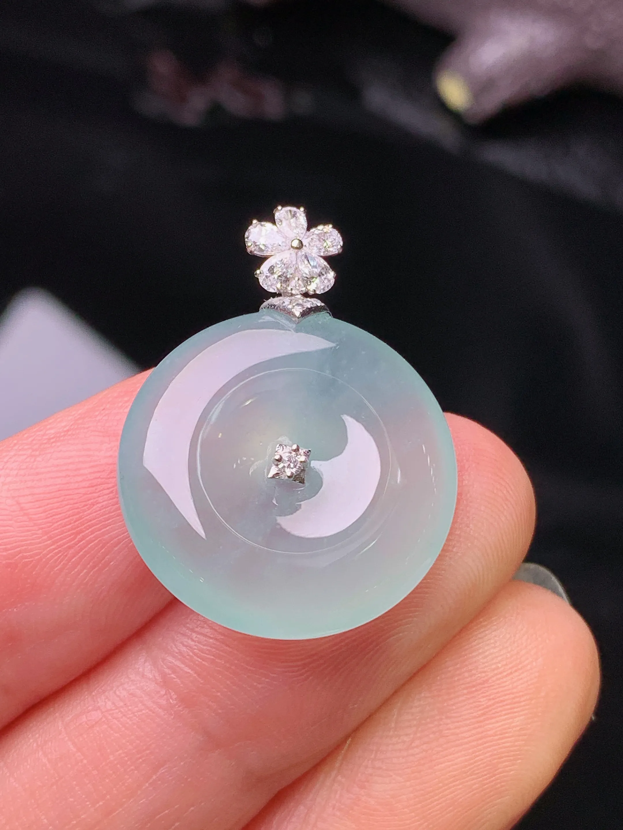 18k金钻镶嵌冰种平安扣吊坠 玉质细腻 水润亮眼 色泽艳丽 整体尺寸25.6*19.3*5