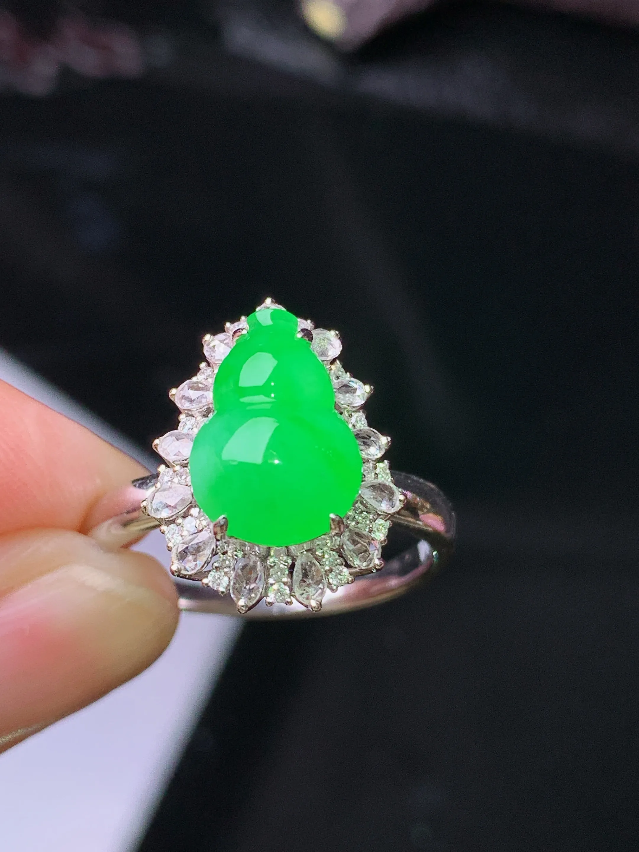 18k金钻镶嵌翠绿葫芦戒指 玉质细腻 水润亮眼 色泽艳丽 圈口14.5 整体尺寸16.2*12.5*