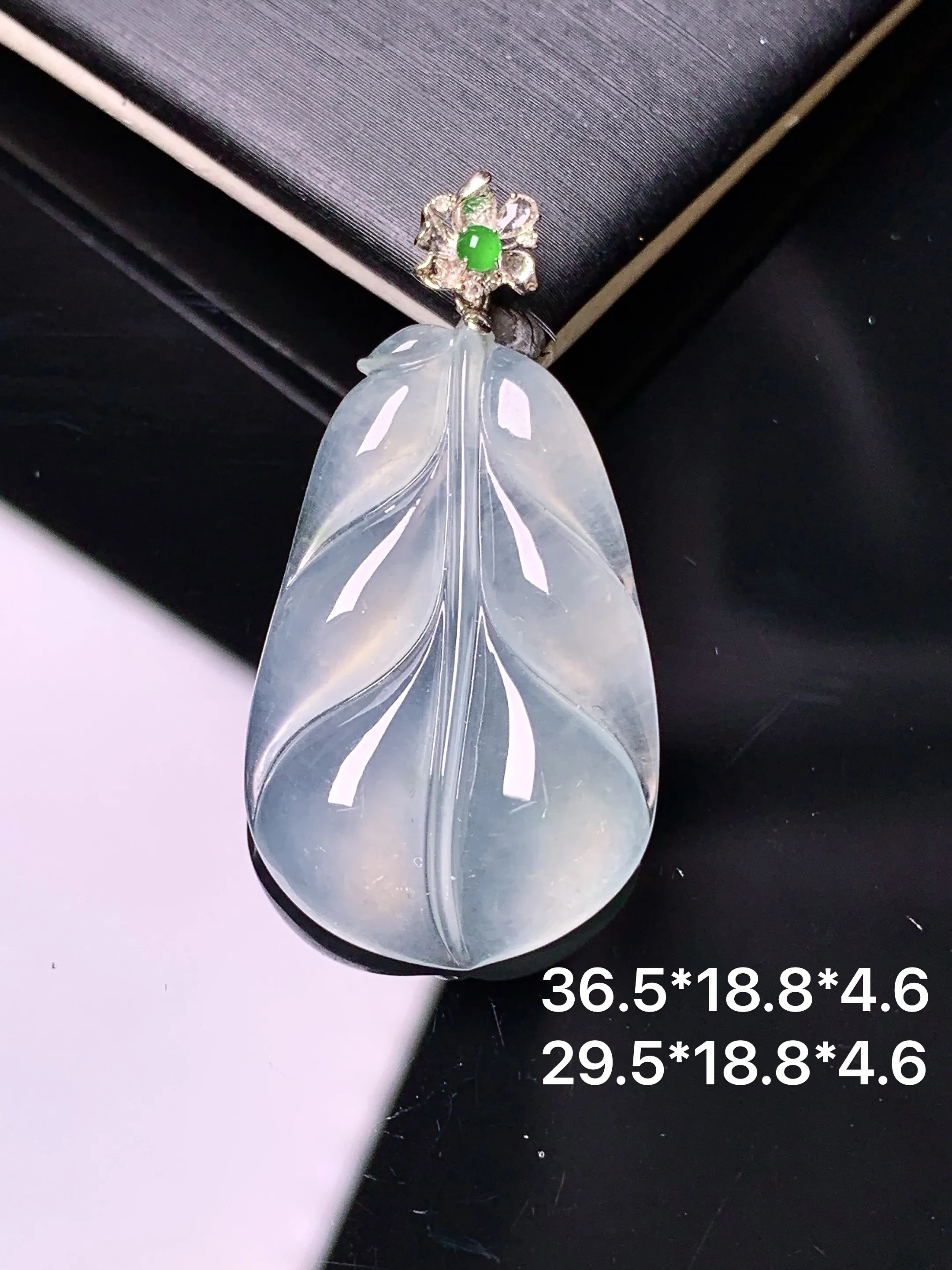 18k金镶嵌冰种树叶吊坠 玉质细腻 水润亮眼 色泽艳丽 整体尺寸36.5*18.8*4.6