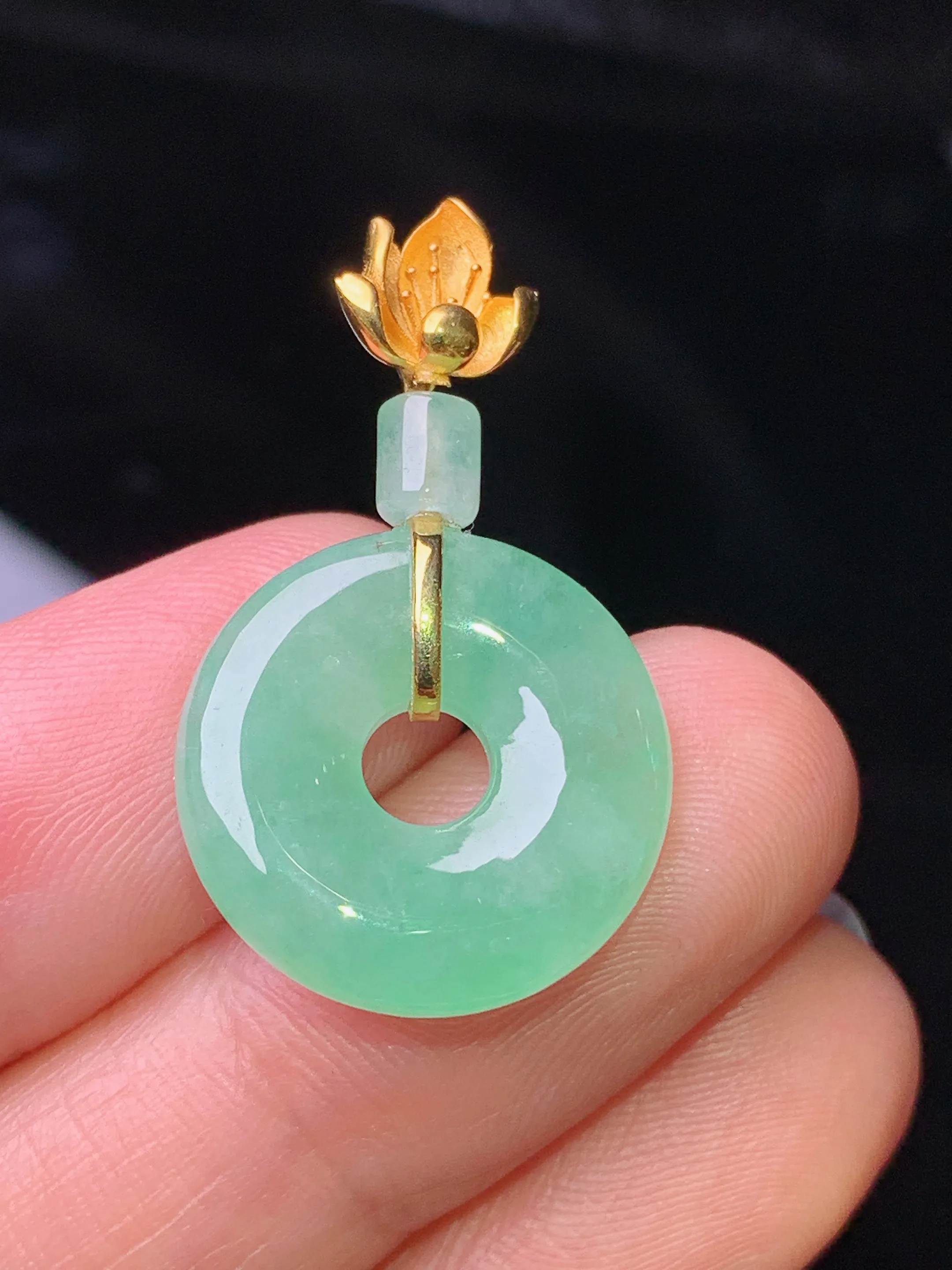 18k金镶嵌翠绿平安环吊坠 玉质细腻 水润亮眼 色泽艳丽 整体尺寸29.8*17.2*4