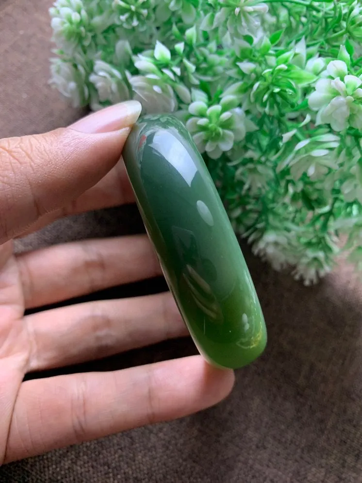 和田玉56.6圈口碧玉菠菜绿宽版手镯，玉质细腻油润 底色纯净 脂粉好，品质高
