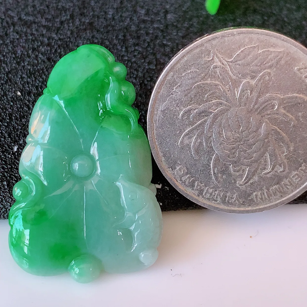 自然光实拍，冰润飘绿翡翠荷叶鱼、和和美美玉坠，财源广进，自然隐逸、荷本是素不着尘之物，有和美之寓意。#05.7