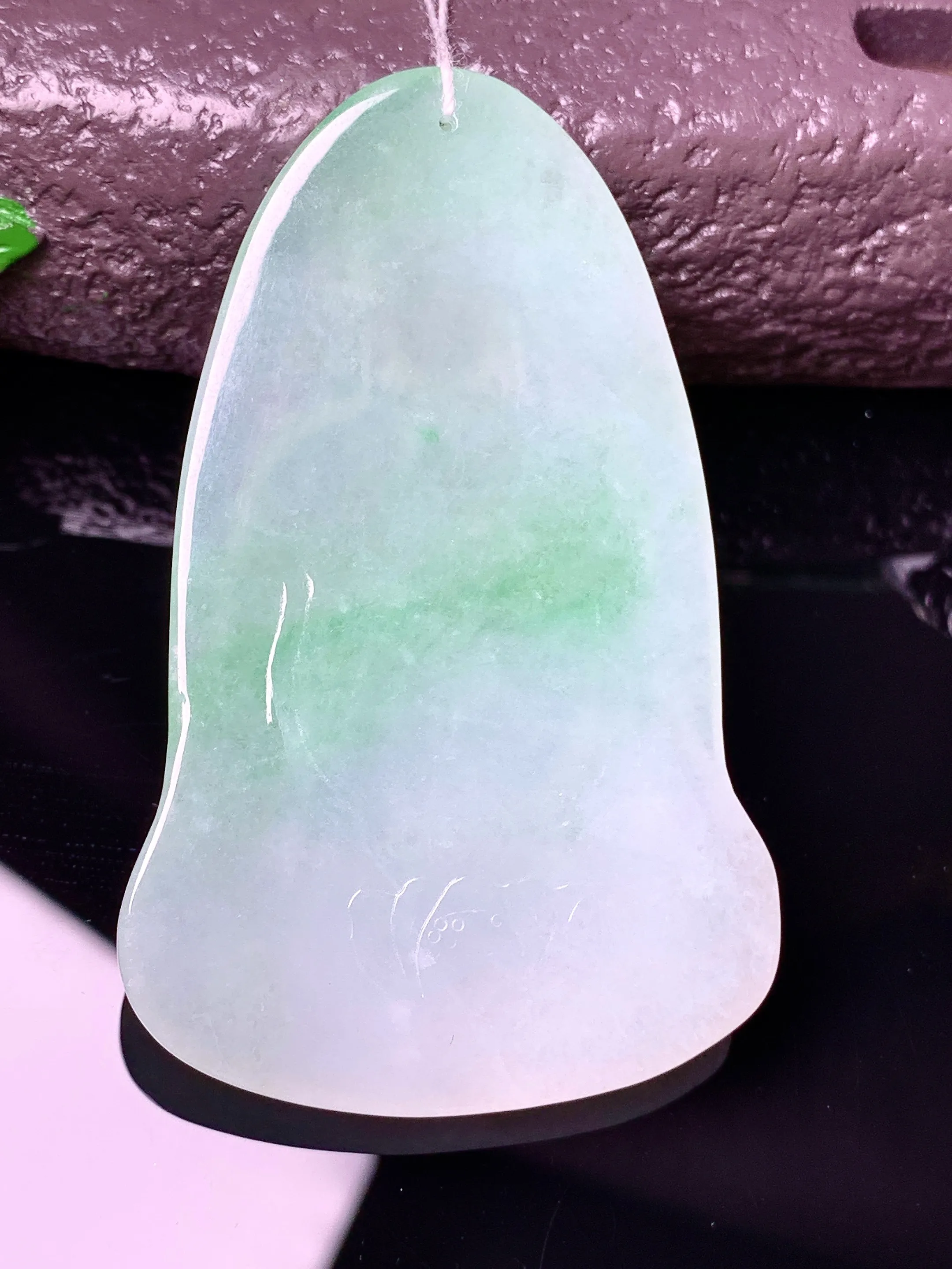 飘绿观音菩萨吊坠 玉质细腻 水润亮眼 色泽艳丽 整体尺寸59.2*37*6.2