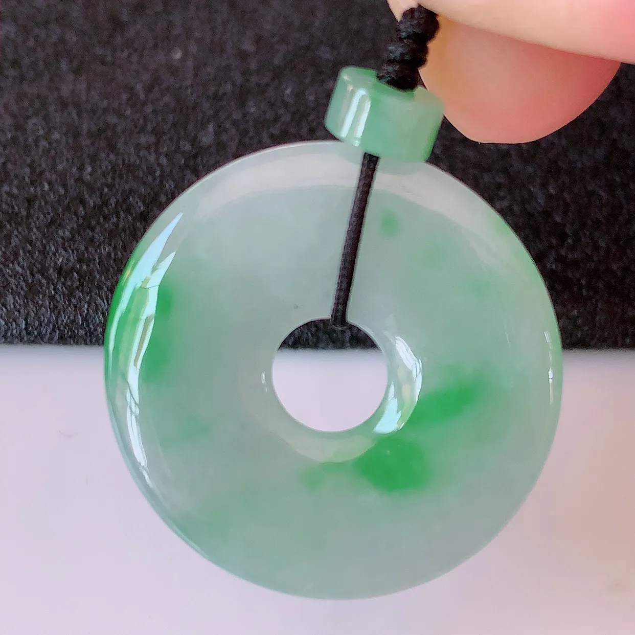 自然光实拍，冰种飘绿翡翠平安扣吊坠，冰透，灵动飘逸，寓意平平安安，平安扣佩戴端庄漂亮！#41.7