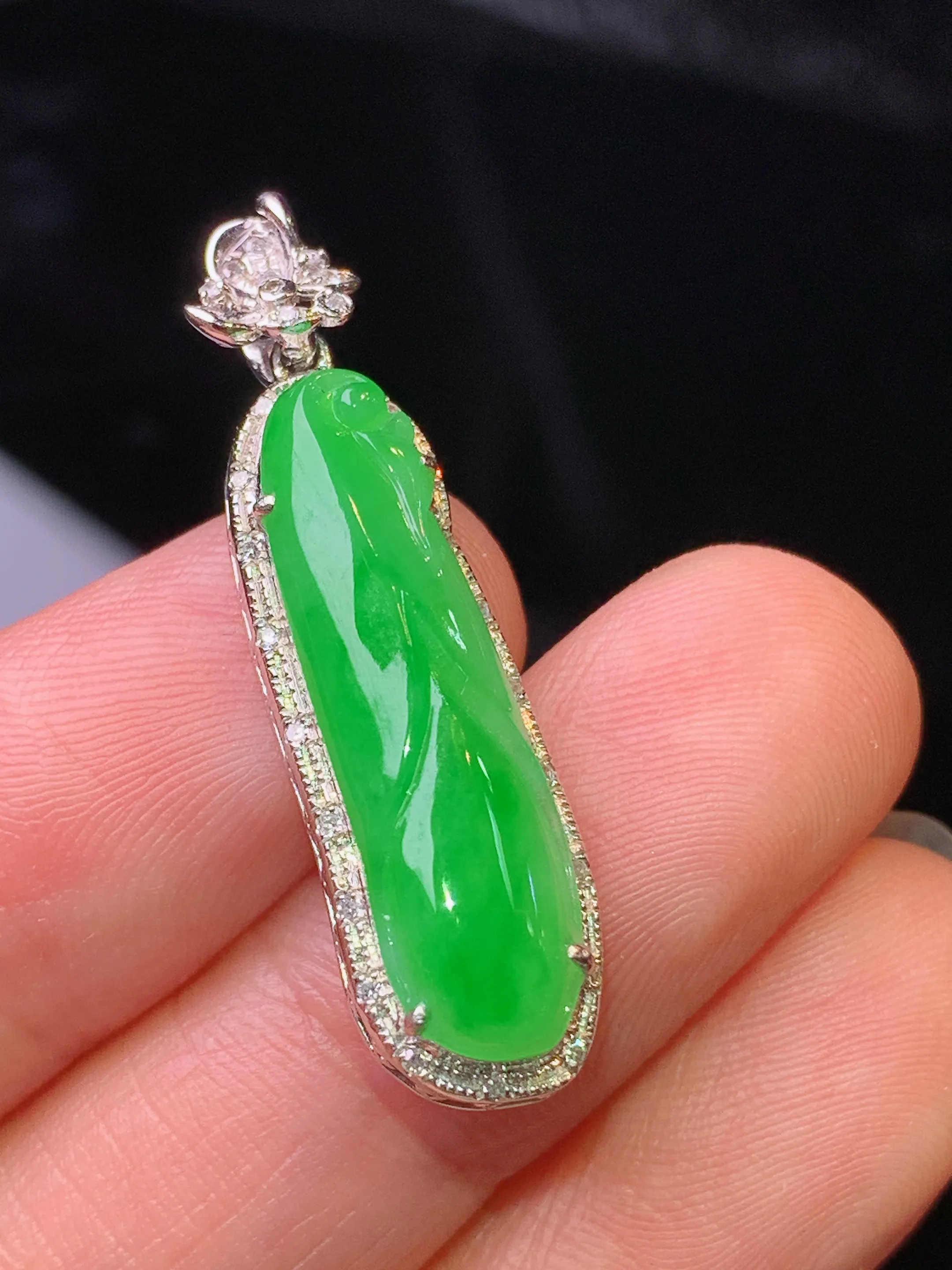 18k金钻镶嵌翠绿花蕾吊坠 玉质细腻 水润亮眼 色泽艳丽 整体尺寸31.3*8.8*6