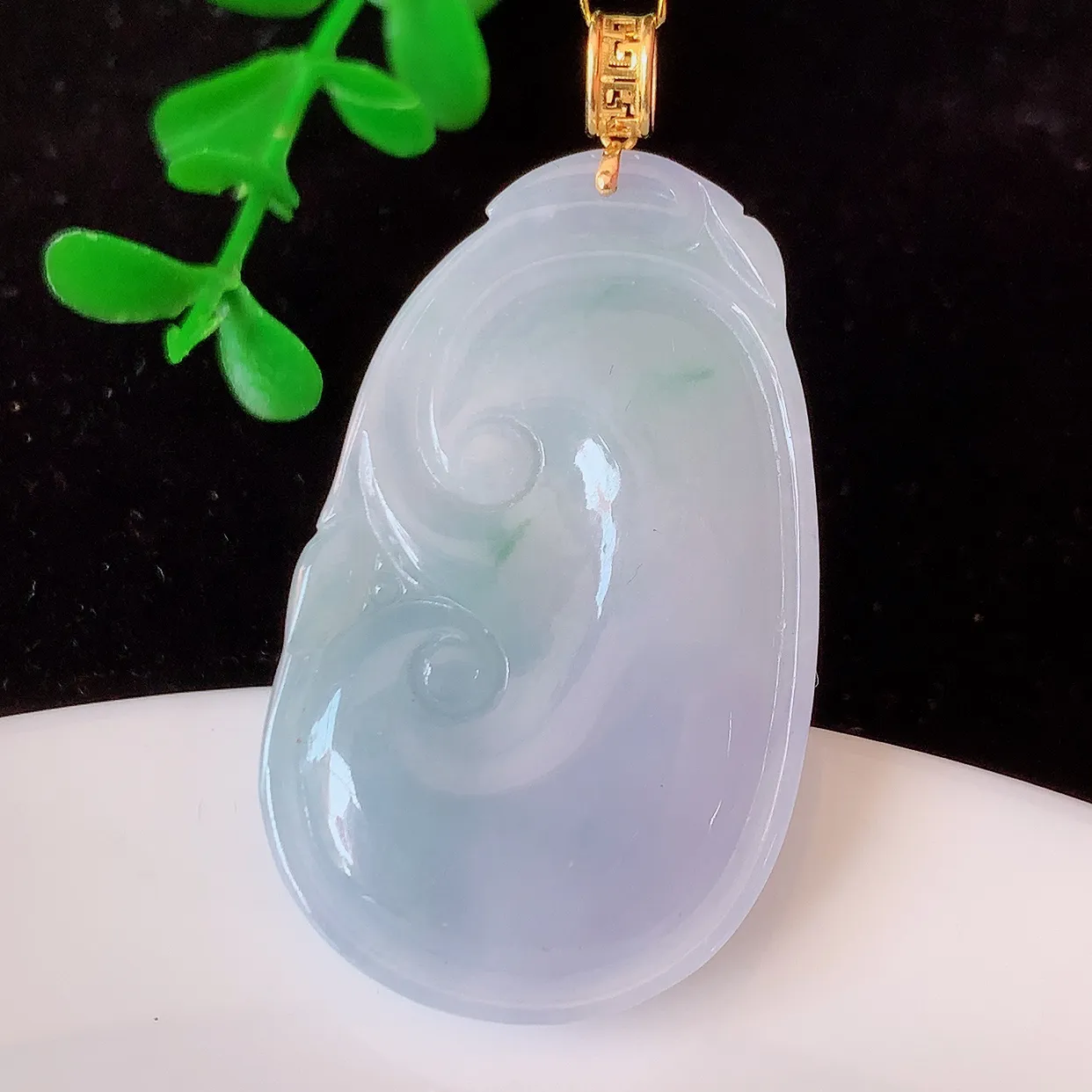 18K金镶嵌紫罗兰飘花翡翠如意吊坠，简单的镶嵌设计、让玉坠百搭又精致，寓意着吉祥，事事如意！#35.7整44.5裸石38.5*23*5.6