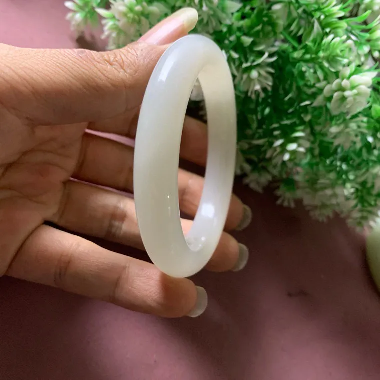 56圈口和田玉羊脂白手镯【挽间柔情】，镯型古朴典雅。在诗情画意的雨巷相遇，你是我腕间的一抹风情，有你眸有深情.清风荡漾湖间静水，我愿俯身低眉，在烟波涟漪处寻你。