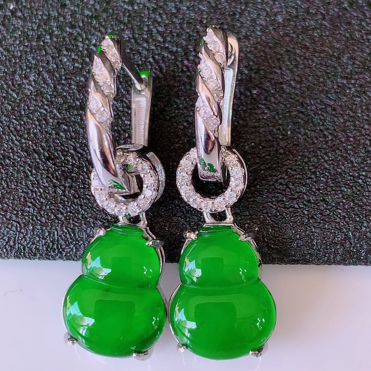 冰透满绿翡翠925银镶嵌葫芦耳坠，自然光实拍，翠色灵动，颜色漂亮，种老水足，品相佳，佩戴佳品！#97.7整体29*9.5*5裸石12-9.5