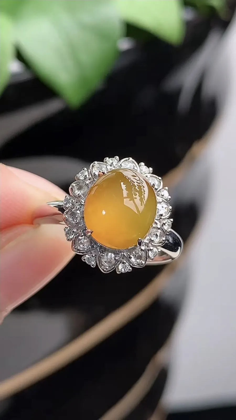 a货翡翠老坑冰种18K金伴钻镶嵌黄翡蛋面戒指 圈口17.4裸石尺寸9×7.6mm 重量4.18g 1