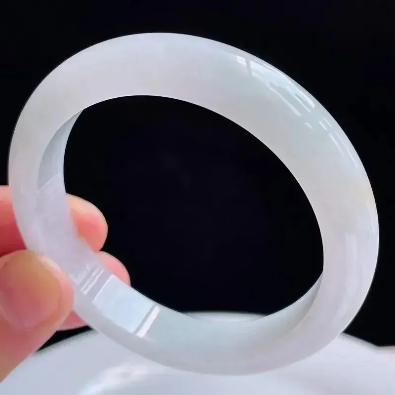 53.7mm自然光拍摄天然翡翠A货淡绿好种水正圈手镯47.74克