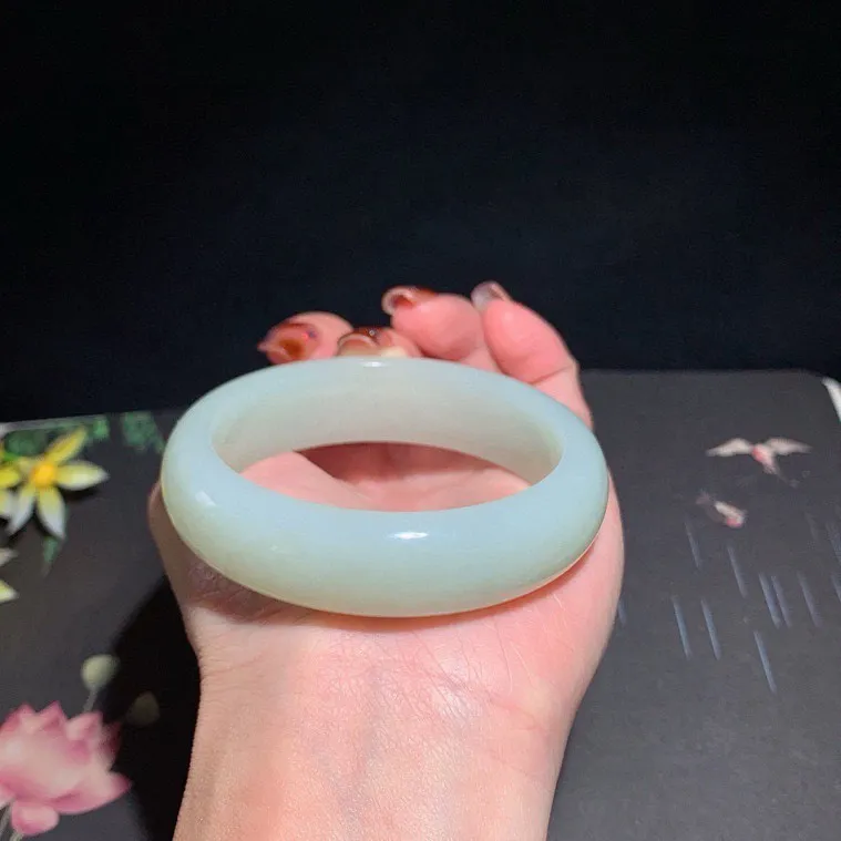 和田玉55圈口且末蓝手镯！玉质细腻油润 底色纯净 无裂无杂 脂粉好，品质高