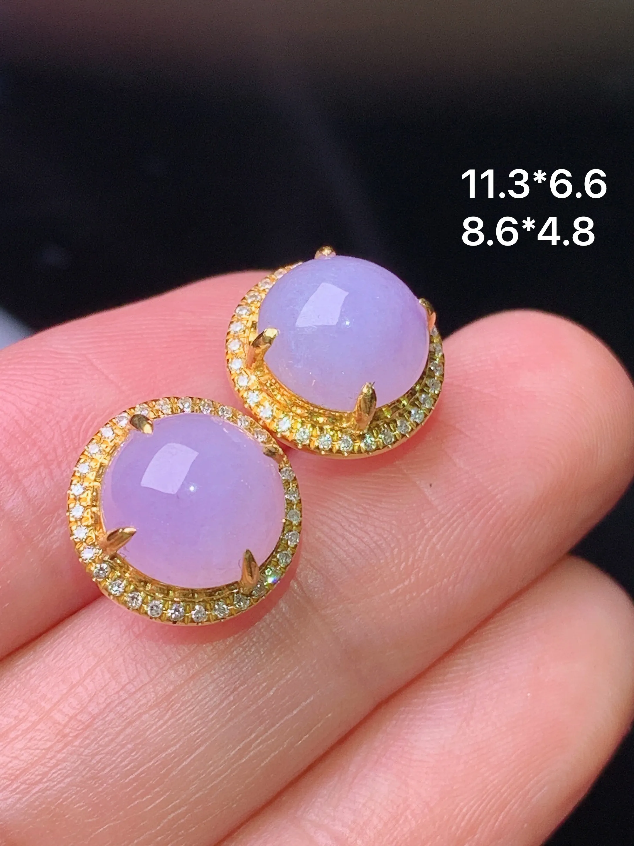 18k金钻镶嵌紫罗兰蛋面耳钉 玉质细腻 水润亮眼 色泽艳丽 整体尺寸11.3*6.6