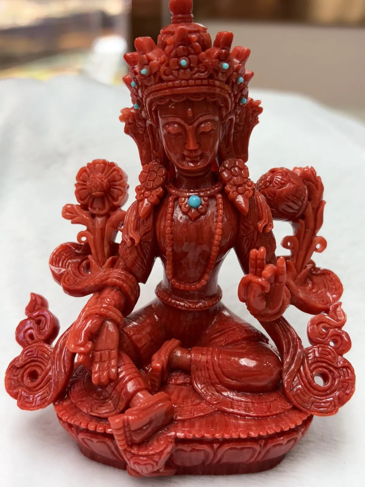 【天然红珊瑚拼接绿镀母中号摆件】意大利产地，沙丁珊瑚料，深红颜色，釆用台湾拼接手工工艺，精雕细镂，底部有开孔可藏经文，手工工序复杂，高约108mm，宽约86mm，厚49mm，重量141.2克。天然美松点缀！可手持红珊瑚沙丁大枝拼接绿镀母。收藏供奉价值高！