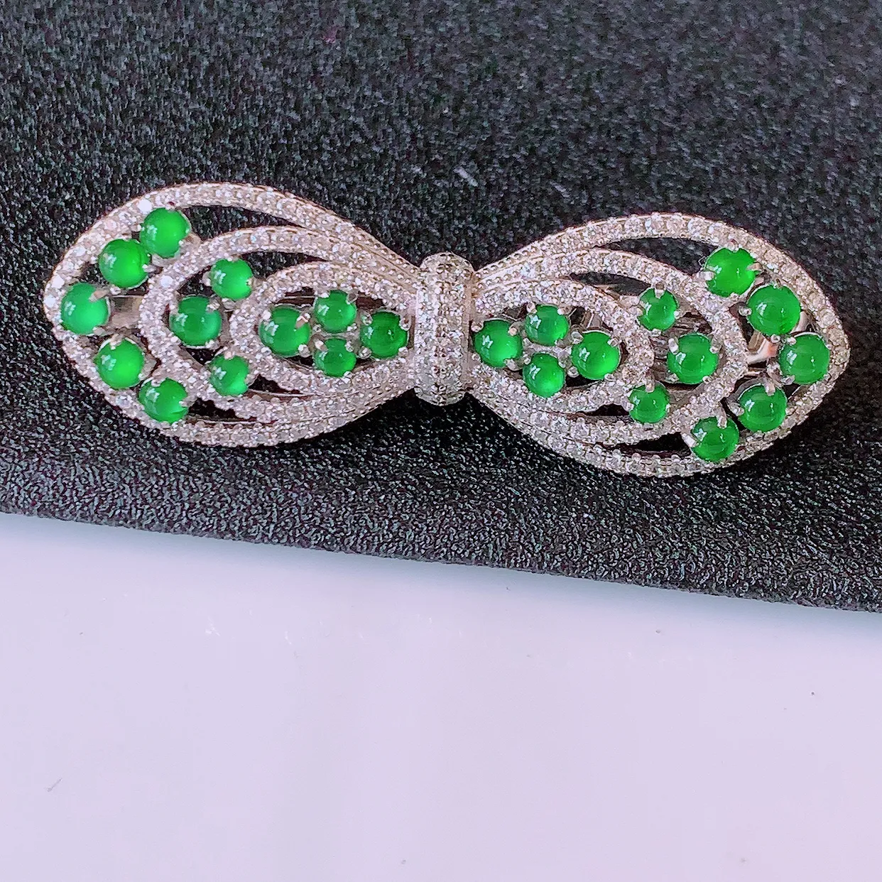 冰透满绿翡翠925银镶胸针，自然光实拍，翠色灵动，颜色漂亮，种老水足，品相佳，佩戴佳品！#97.7整