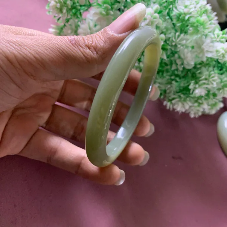 63.5圈口和田玉手镯，精品晴水色手镯，【挽间柔情】，镯型古朴典雅。在诗情画意的雨巷相遇，你是我腕间