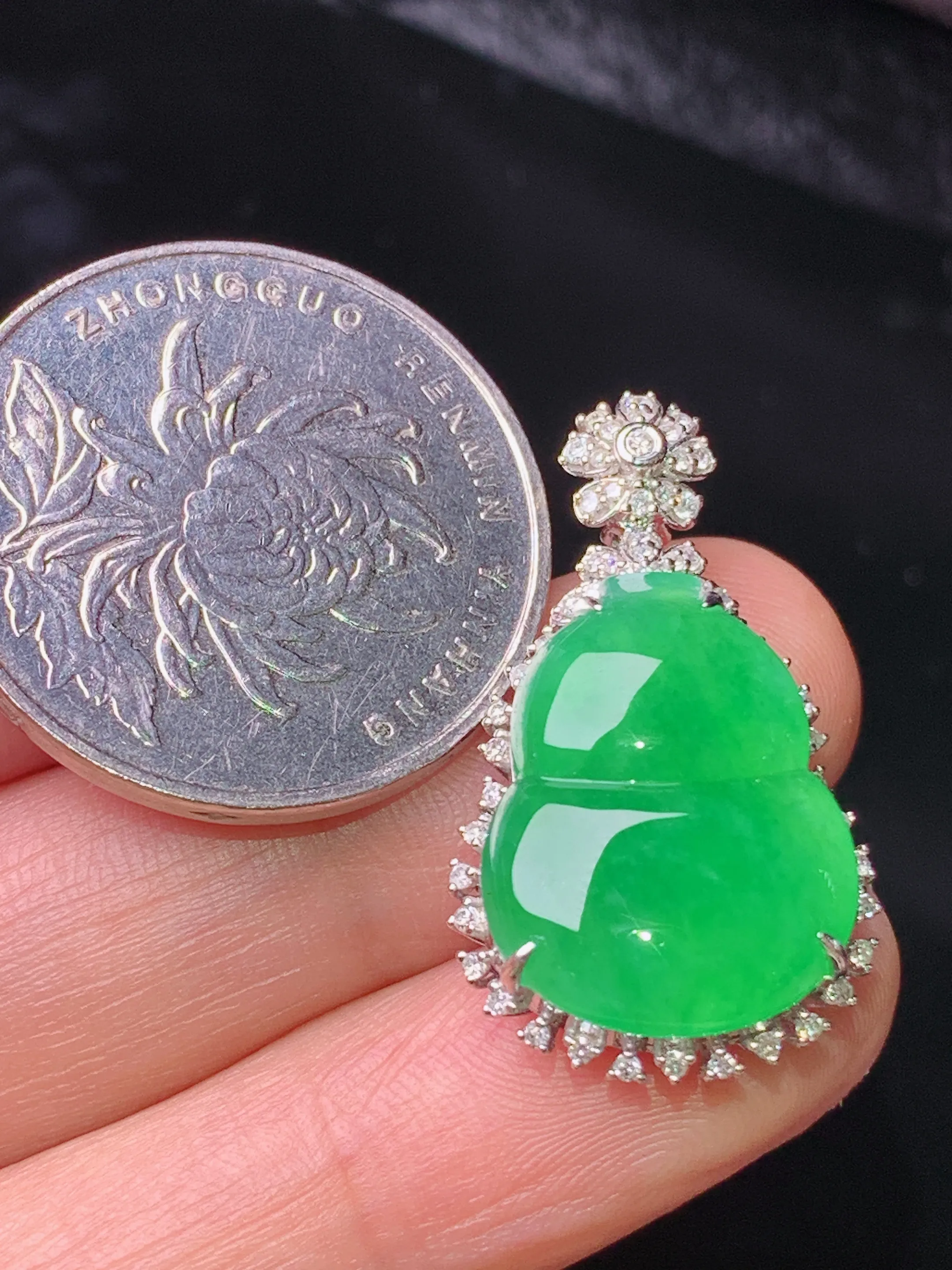 18k金钻镶嵌满绿葫芦吊坠 玉质细腻 水润亮眼 色泽艳丽 整体尺寸28.5*16.3*8.5