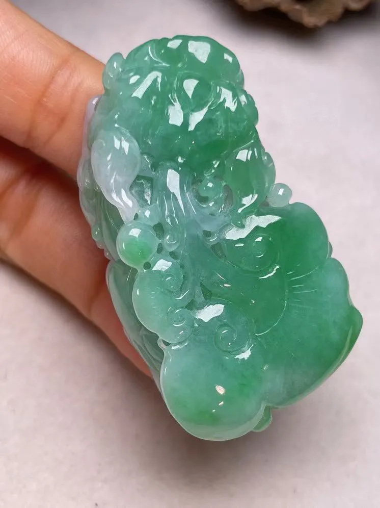 冰糯种飘绿貔貅吊坠、真金真钻镶嵌，种水好，玉质细腻 .裸石尺寸  52.0*30.8