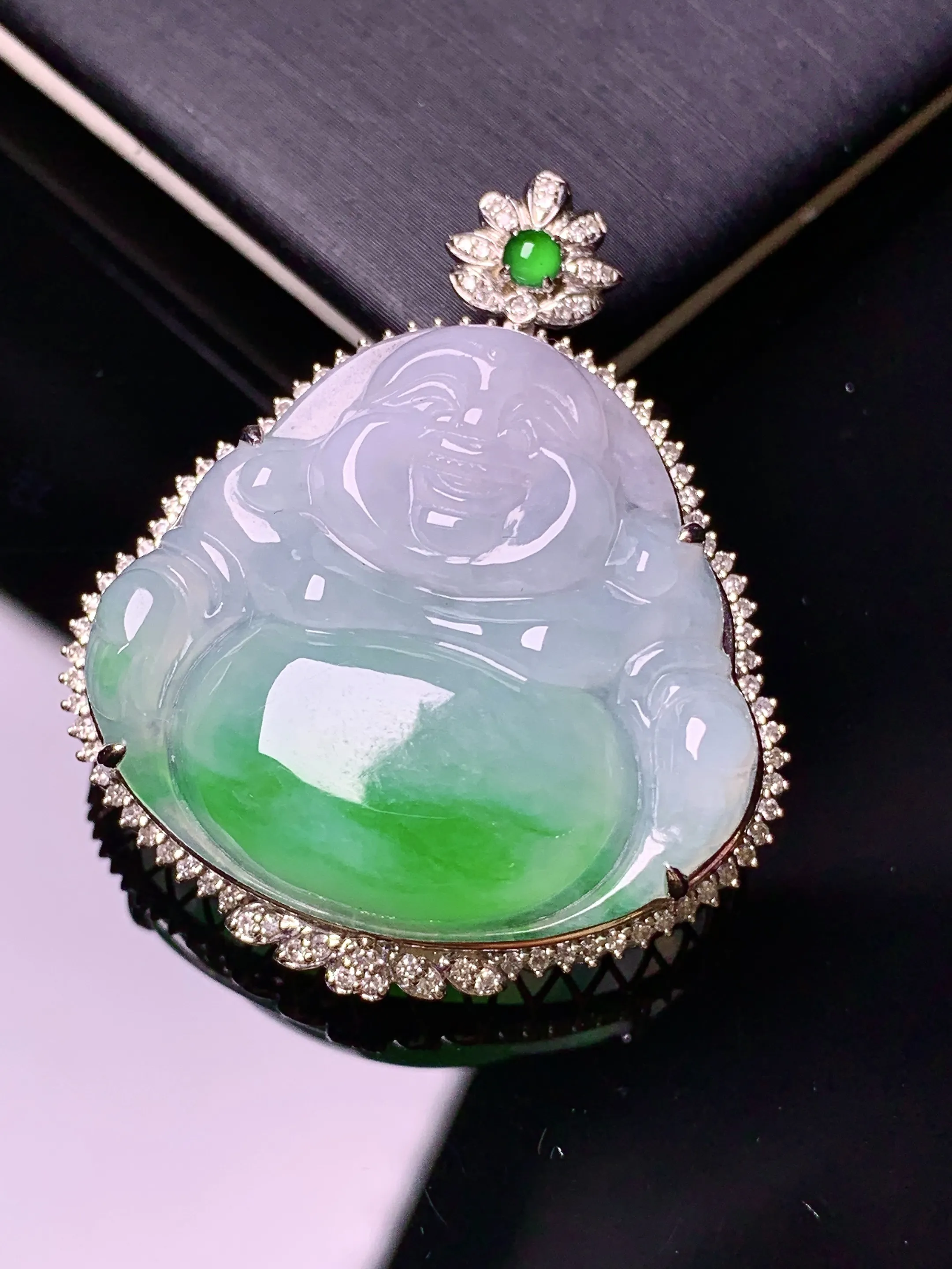 18k金钻镶嵌飘绿佛公吊坠 玉质细腻 水润亮眼 色泽艳丽 整体尺寸38.3*32.5*11.3